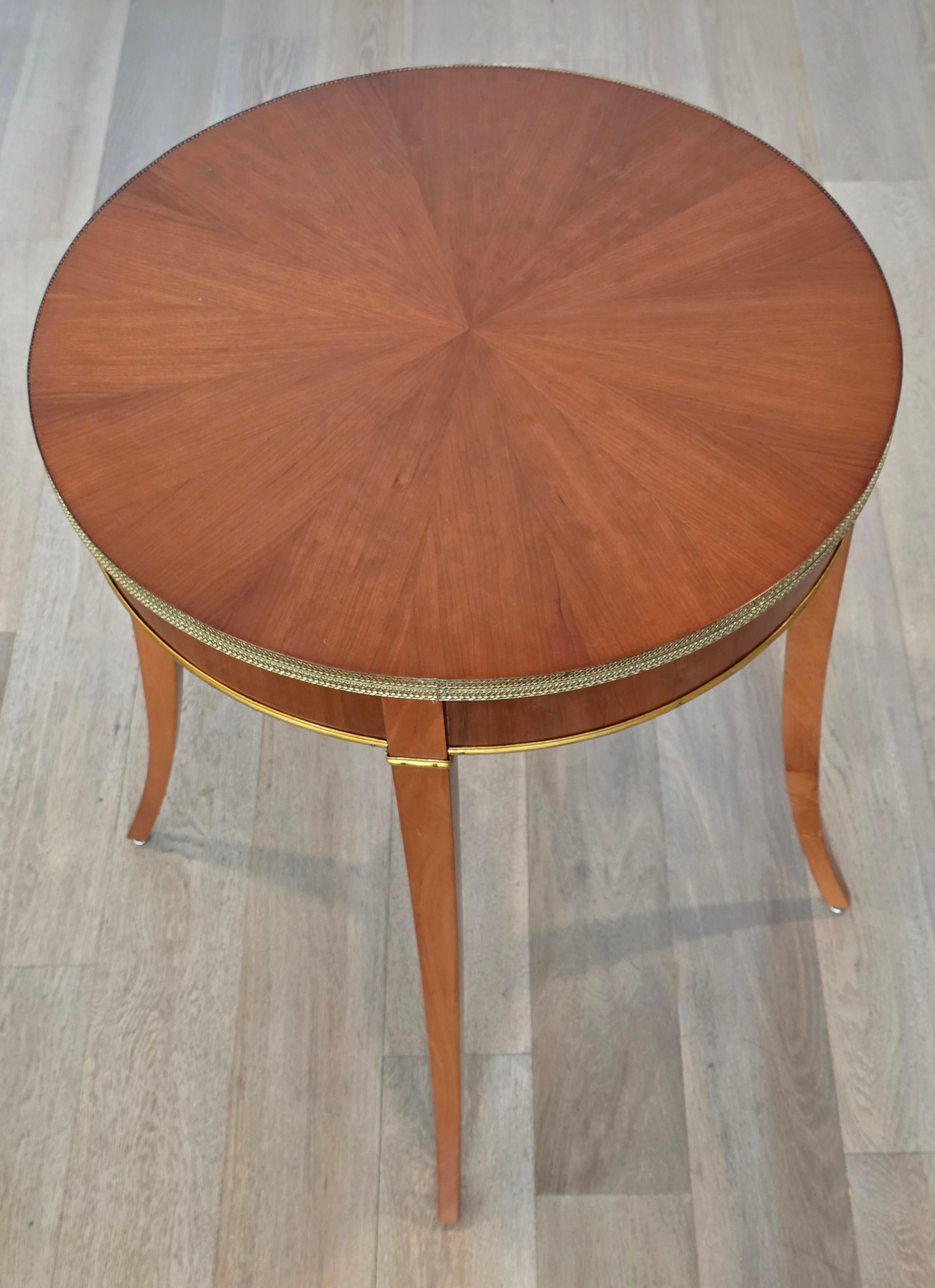 Coppia di tavolini rotondi neoclassici in legno di ciliegio e ottone dorato in vendita 14