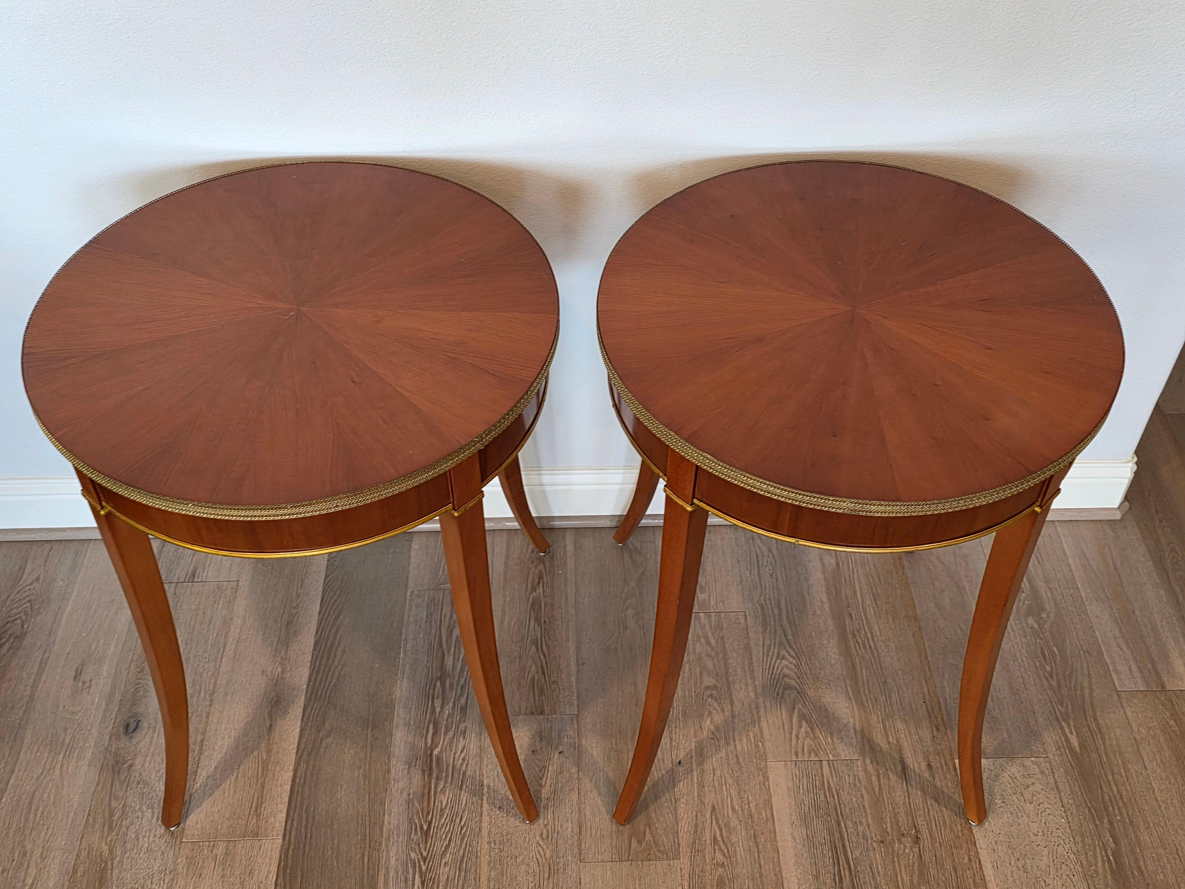 Neoclassico Coppia di tavolini rotondi neoclassici in legno di ciliegio e ottone dorato in vendita