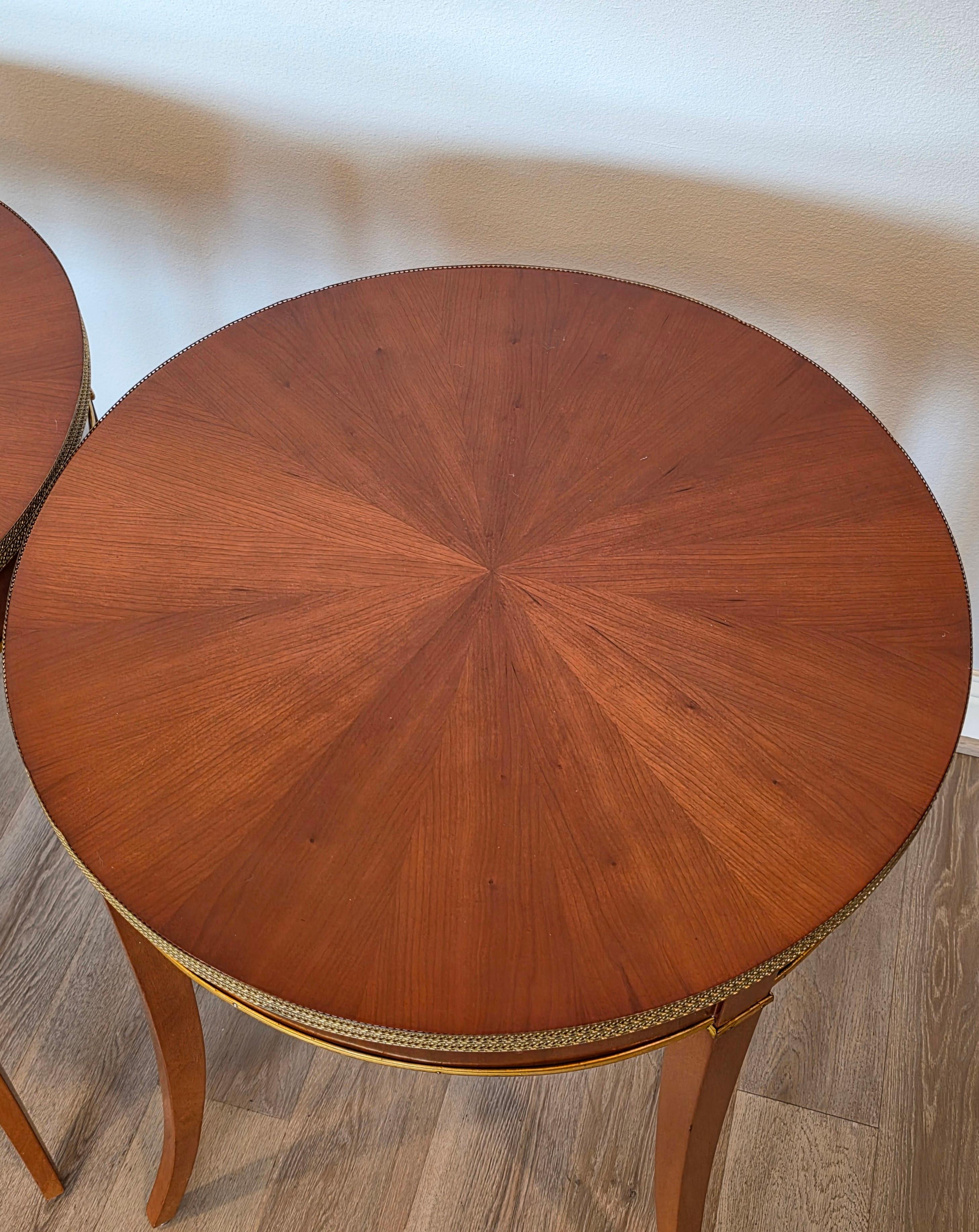 XXI secolo e contemporaneo Coppia di tavolini rotondi neoclassici in legno di ciliegio e ottone dorato in vendita