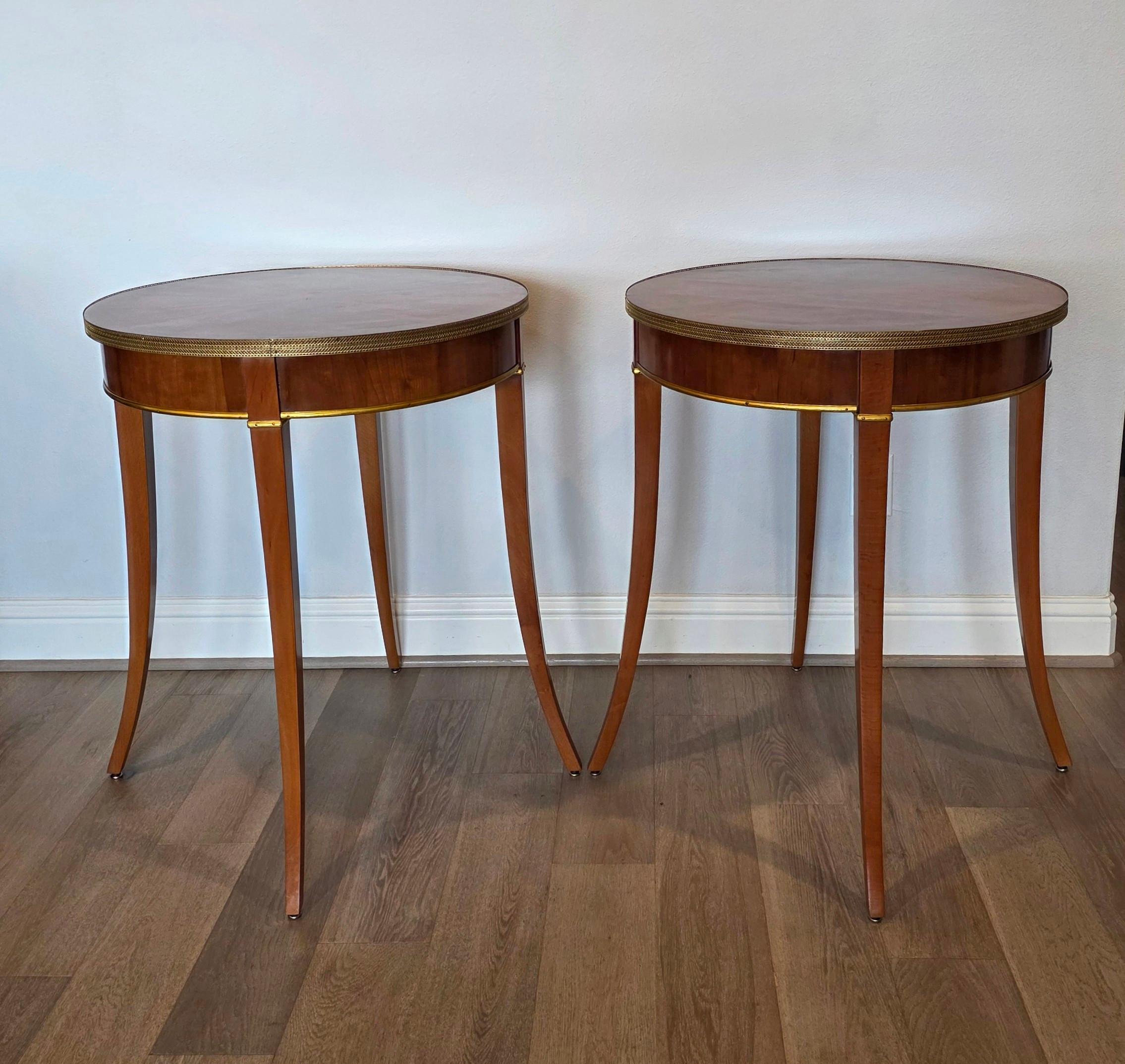 Metallo Coppia di tavolini rotondi neoclassici in legno di ciliegio e ottone dorato in vendita