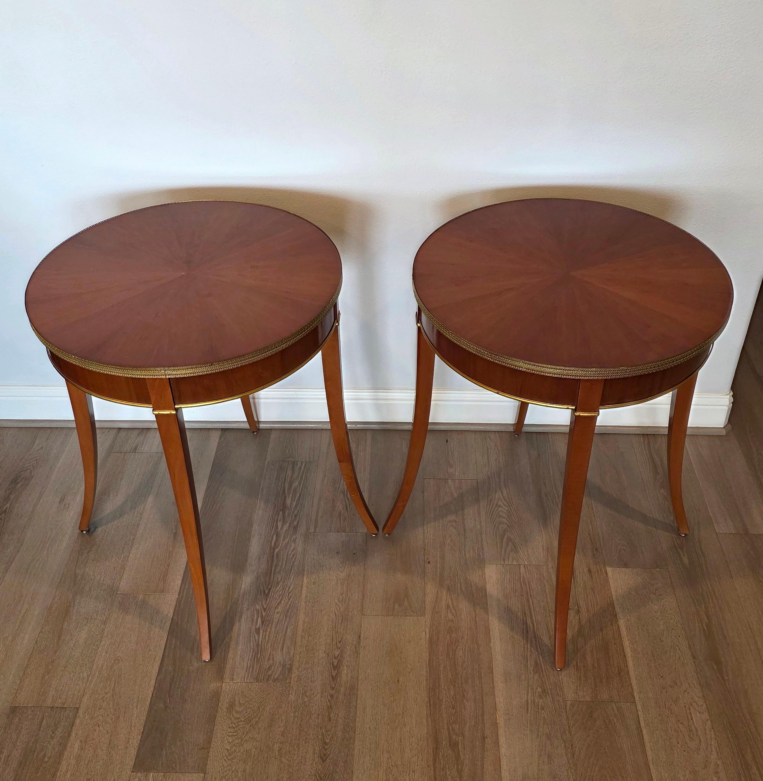 Coppia di tavolini rotondi neoclassici in legno di ciliegio e ottone dorato in vendita 1