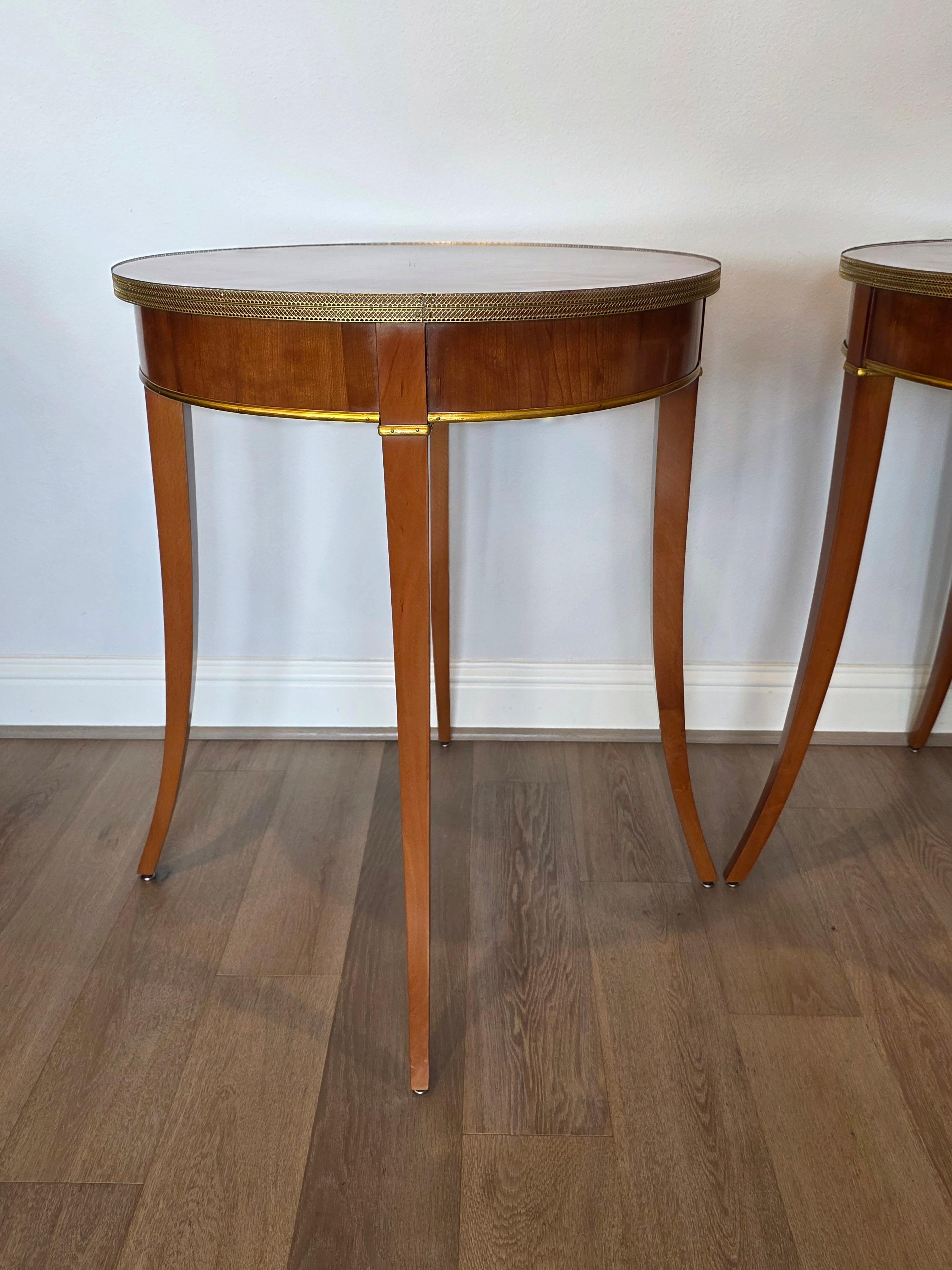 Coppia di tavolini rotondi neoclassici in legno di ciliegio e ottone dorato in vendita 2