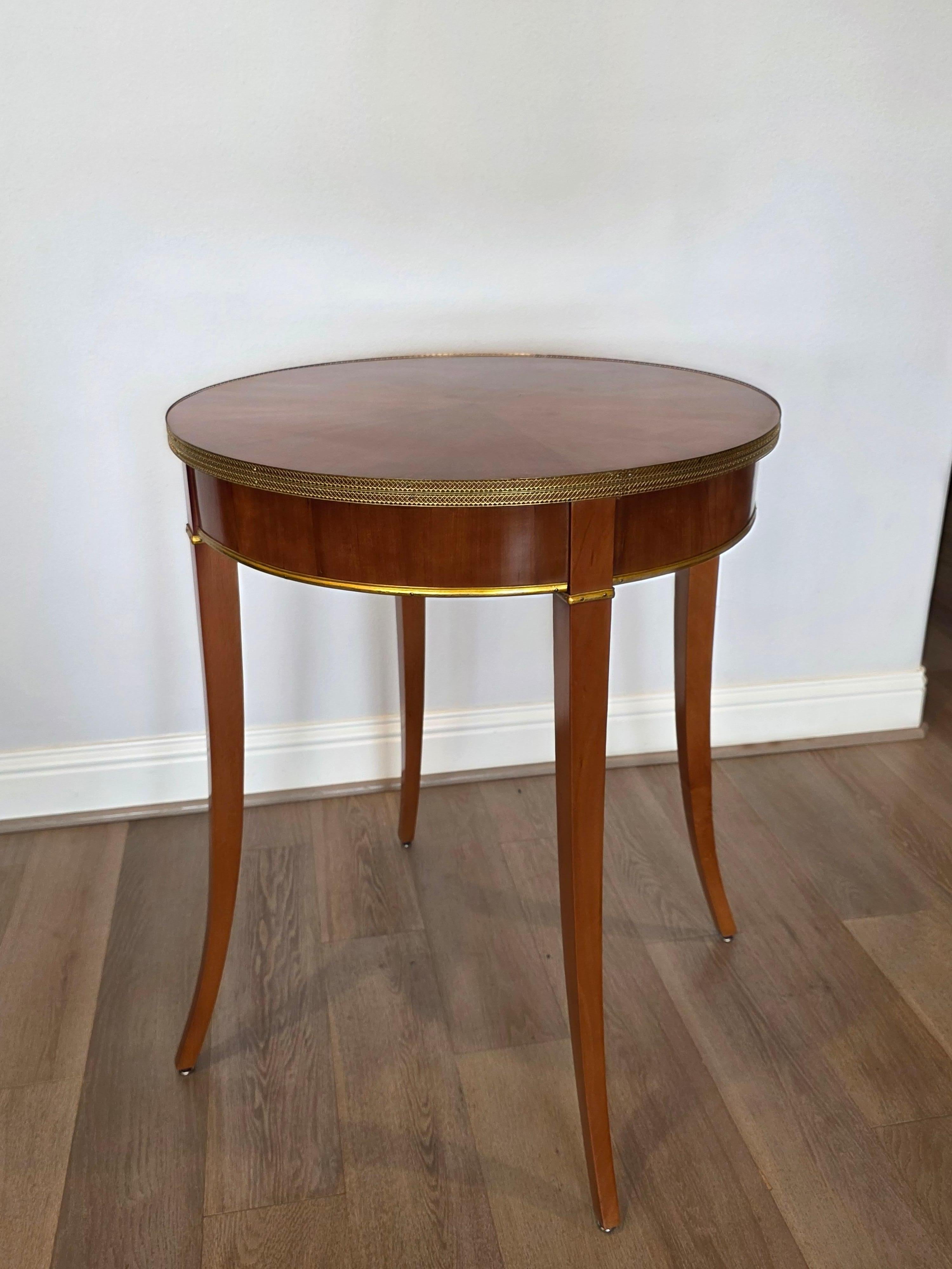Coppia di tavolini rotondi neoclassici in legno di ciliegio e ottone dorato in vendita 3