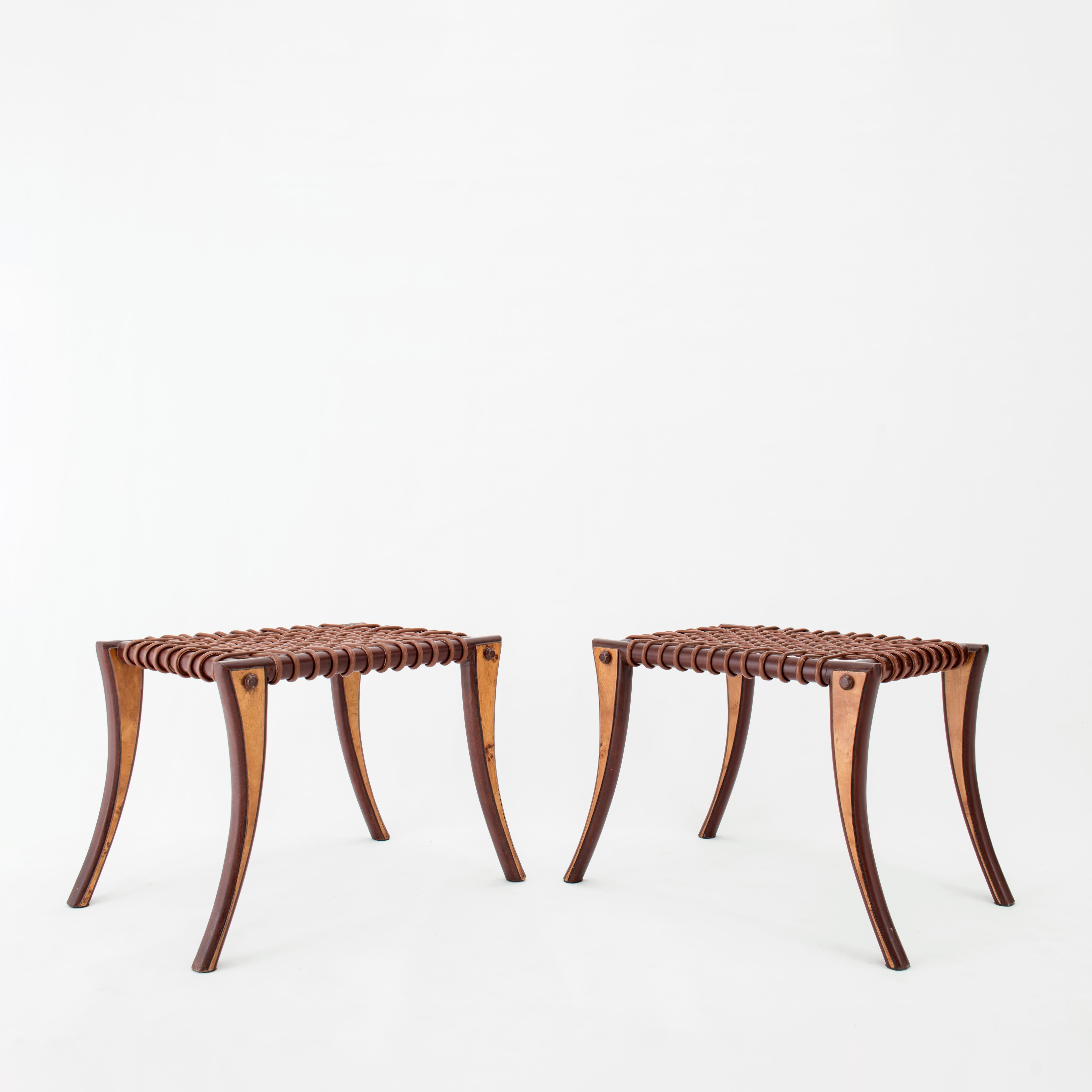 Pair of stools in burr walnut and leather straps
USA, 1970s.