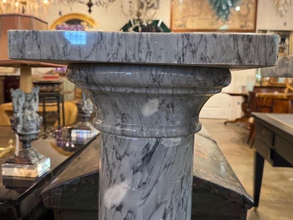 20ième siècle Paire de piédestaux anciens en marbre de style néoclassique en vente