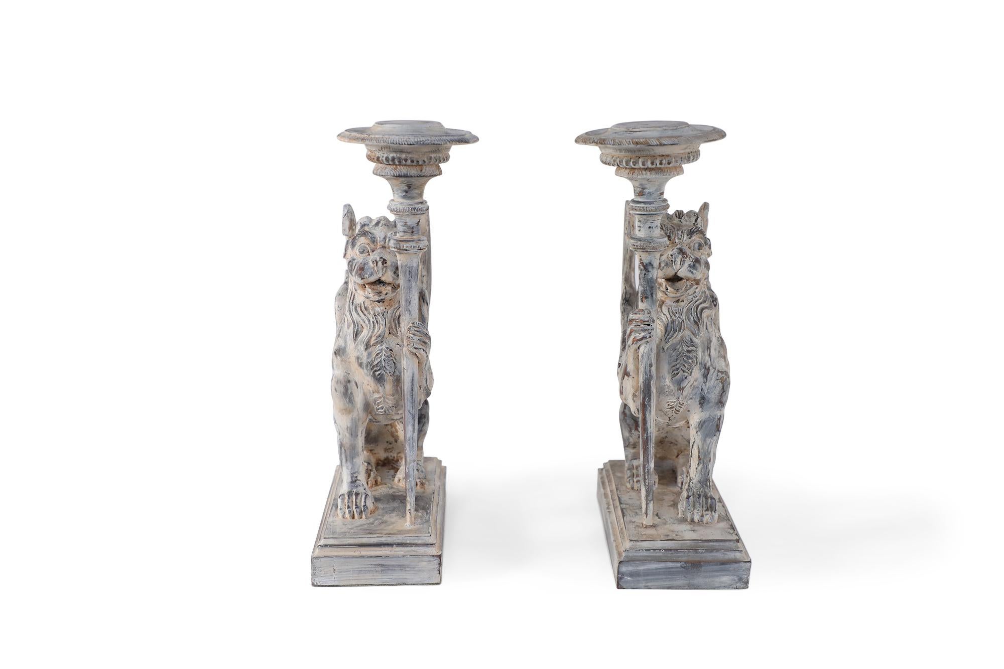 Paar geschnitzte Kerzenständer in Chimäre-Form im neoklassischen Stil / Buchstützen im Angebot 4