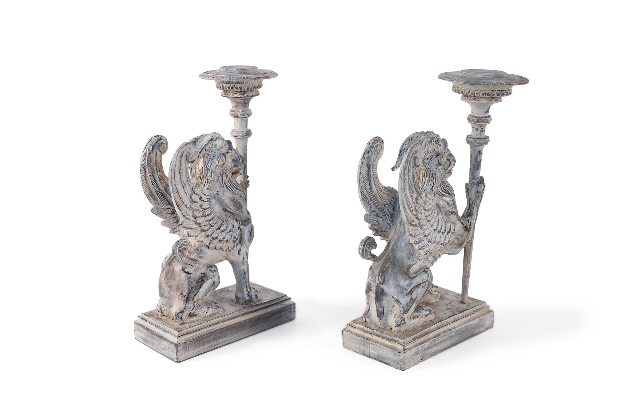 Paar geschnitzte Kerzenständer in Chimäre-Form im neoklassischen Stil / Buchstützen im Angebot 1