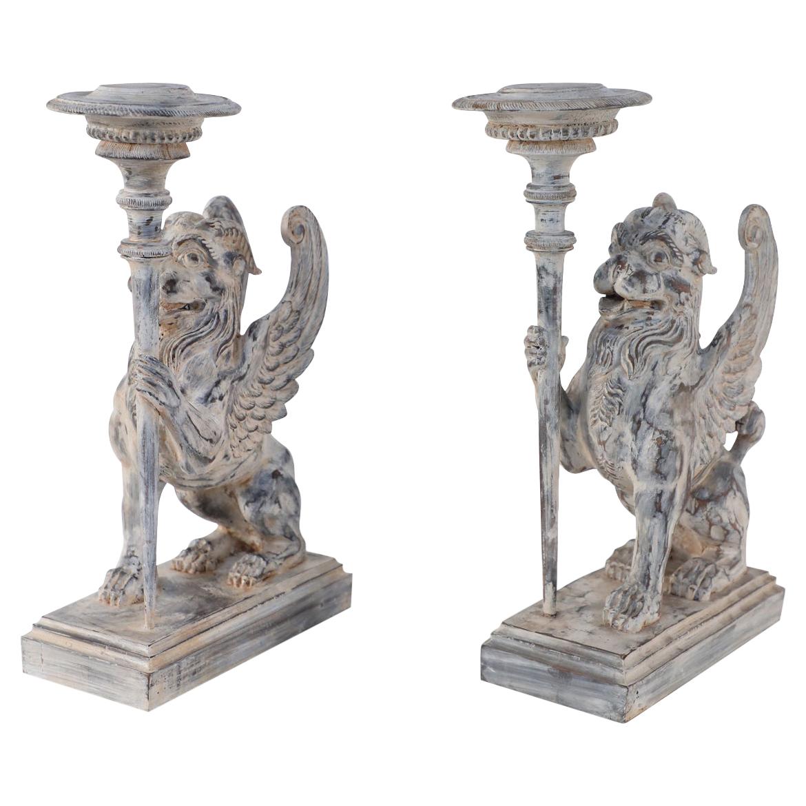 Paar geschnitzte Kerzenständer in Chimäre-Form im neoklassischen Stil / Buchstützen im Angebot