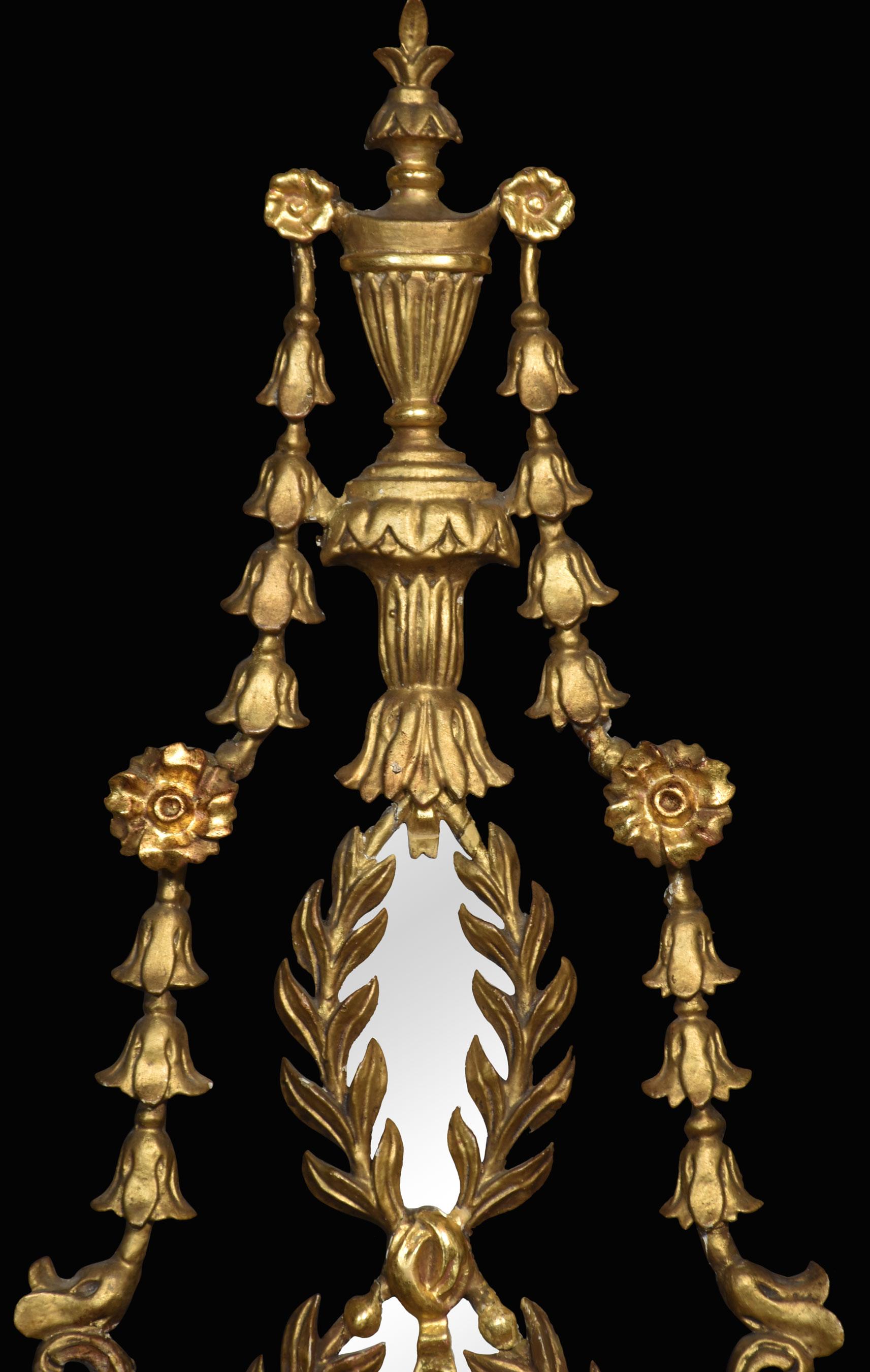 Zwei vergoldete Girandolen im neoklassischen Stil (Britisch) im Angebot