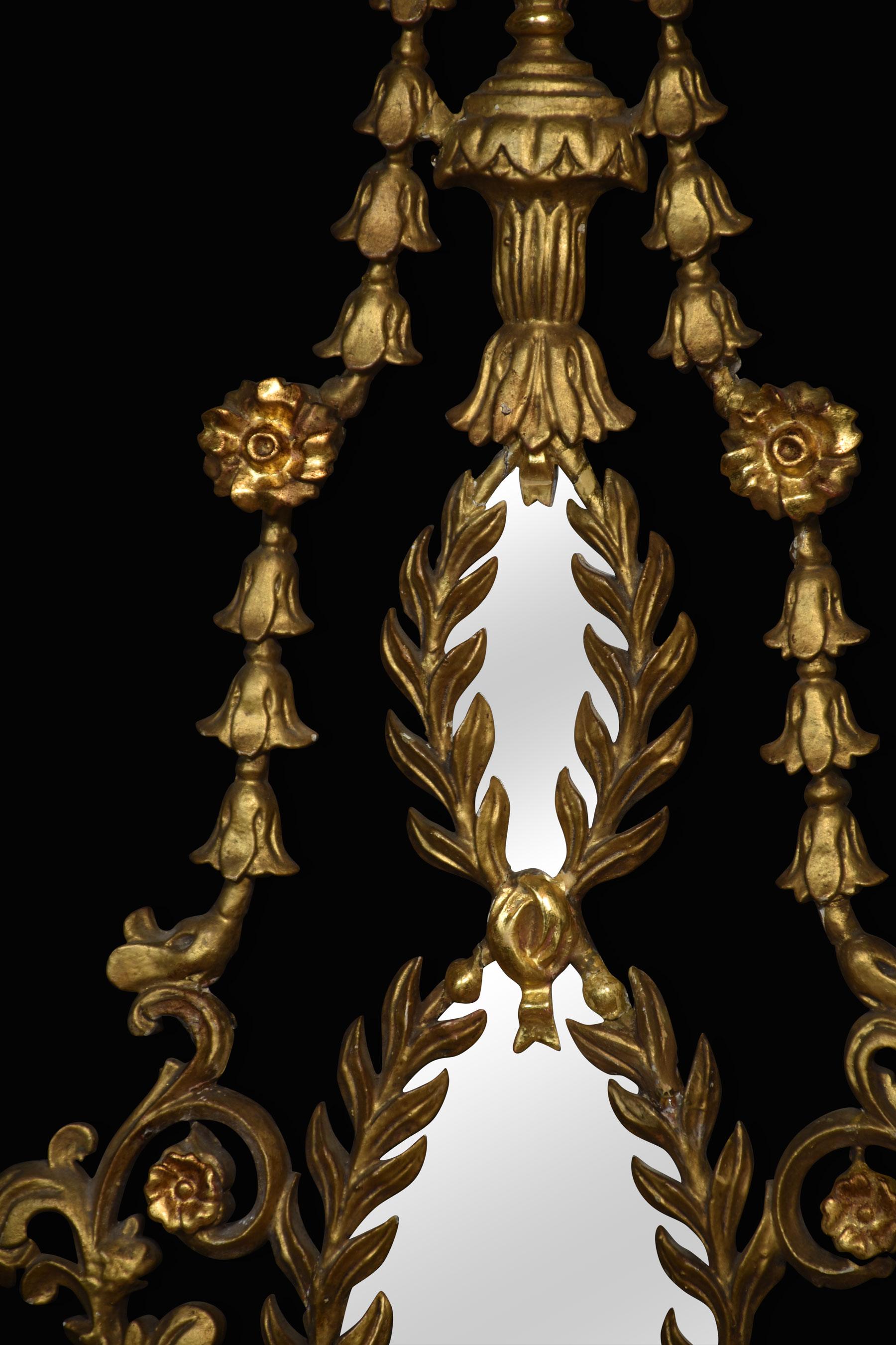 Zwei vergoldete Girandolen im neoklassischen Stil (20. Jahrhundert) im Angebot