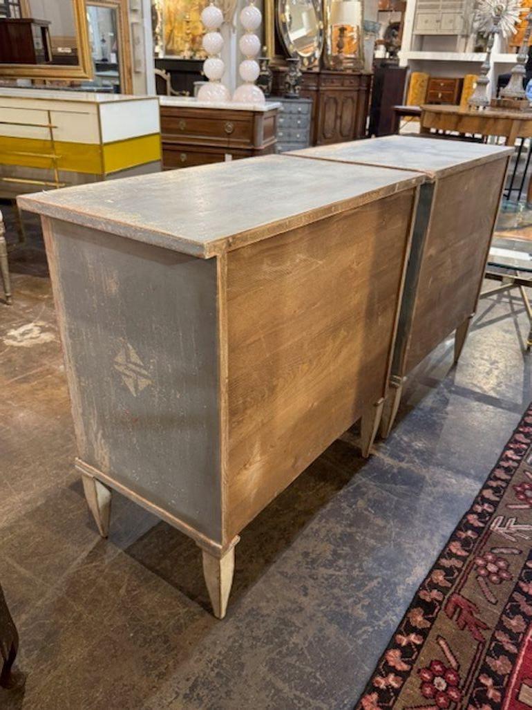 Pareja de Mesas Auxiliares Pintadas de Estilo Neoclásico con Dibujo Geométrico Alemán en venta