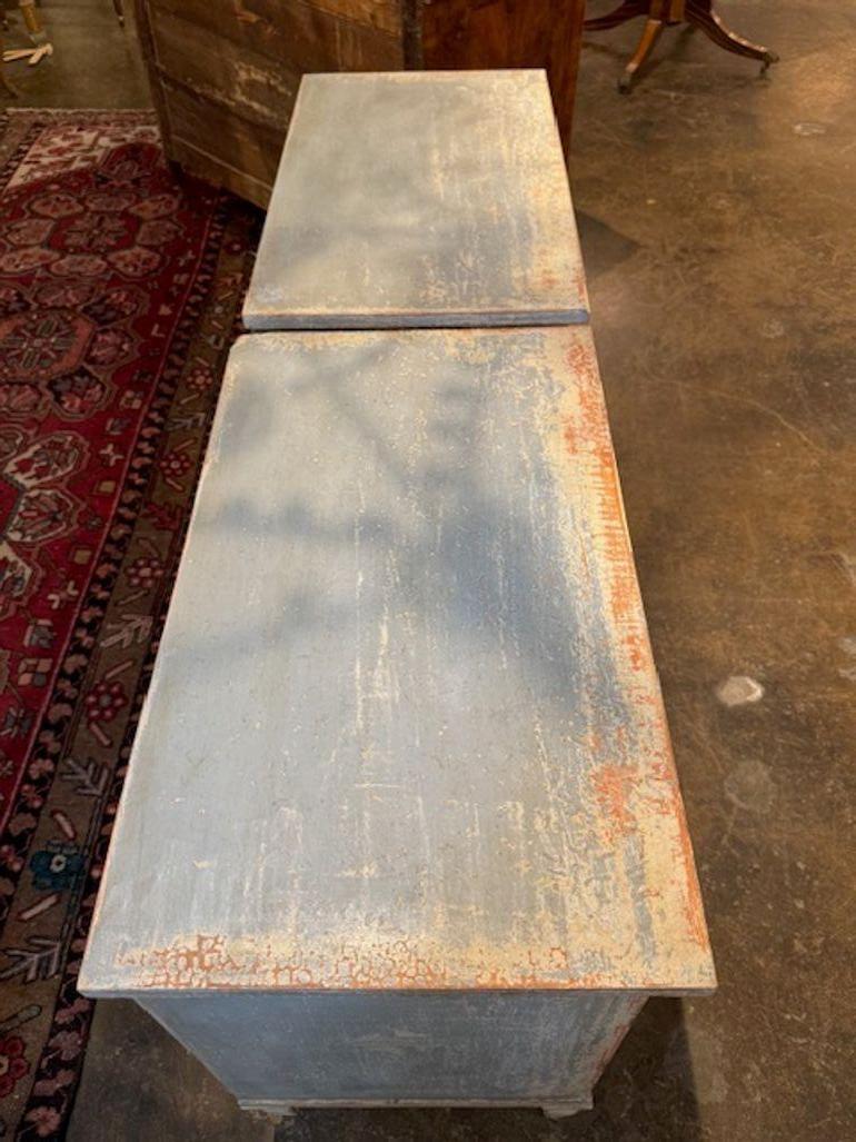 Pareja de Mesas Auxiliares Pintadas de Estilo Neoclásico con Dibujo Geométrico en Bueno estado para la venta en Dallas, TX