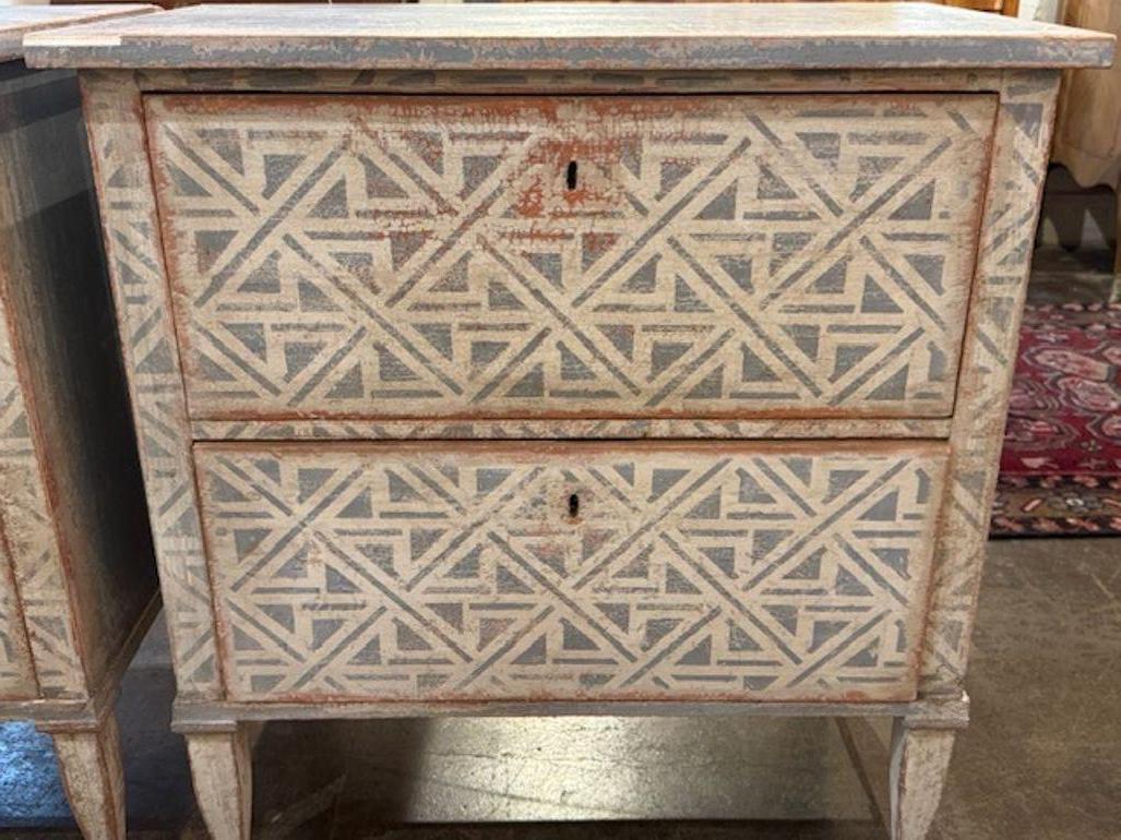 Pareja de Mesas Auxiliares Pintadas de Estilo Neoclásico con Dibujo Geométrico Siglo XXI y contemporáneo en venta