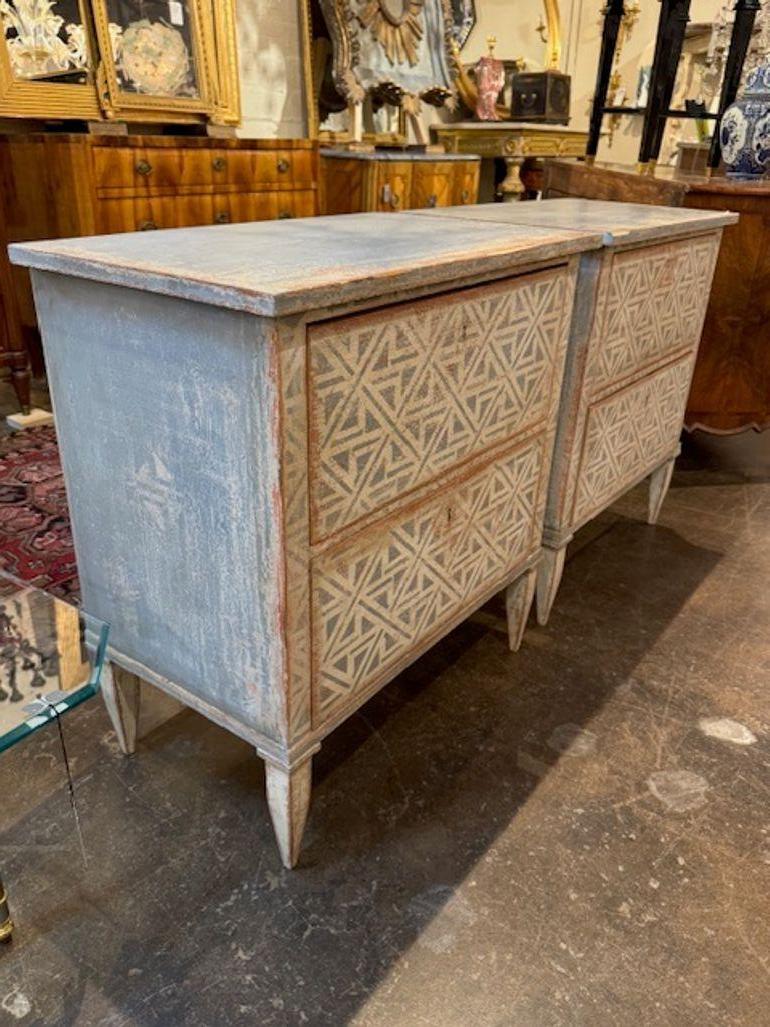 Pareja de Mesas Auxiliares Pintadas de Estilo Neoclásico con Dibujo Geométrico Madera en venta