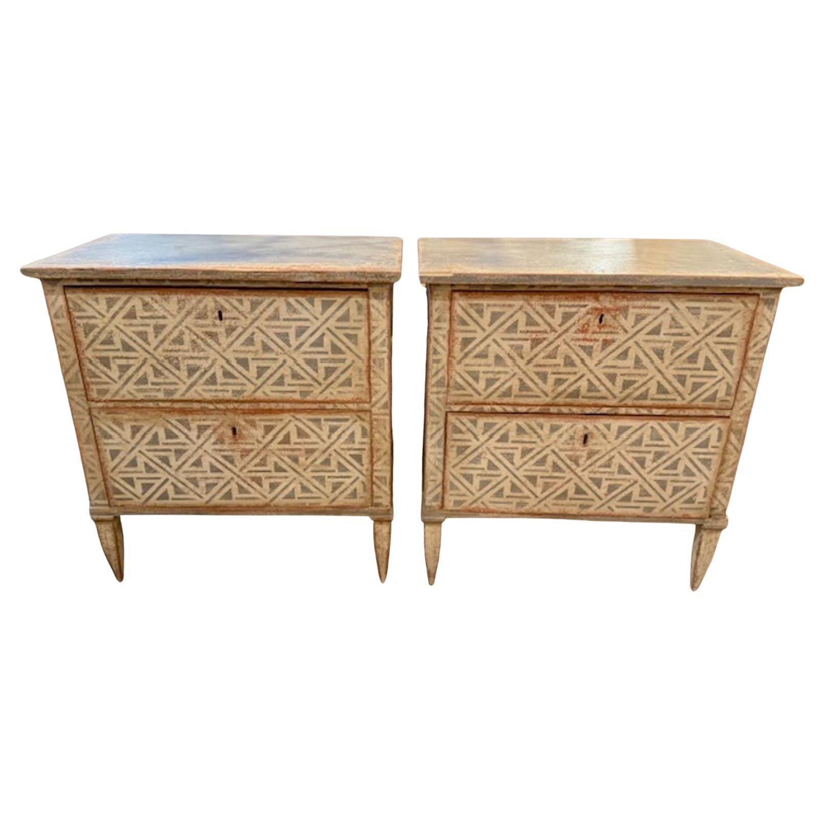 Pareja de Mesas Auxiliares Pintadas de Estilo Neoclásico con Dibujo Geométrico en venta