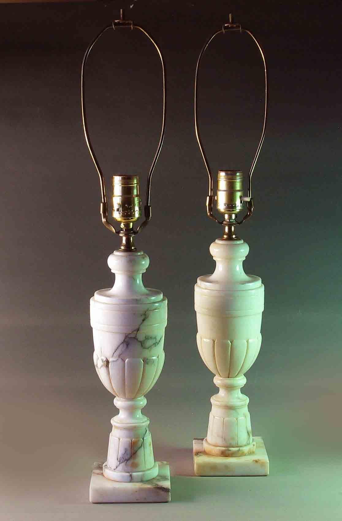 Paar neoklassische geäderte Alabaster Marmor Urne geformt Tischlampe (Neoklassisch)