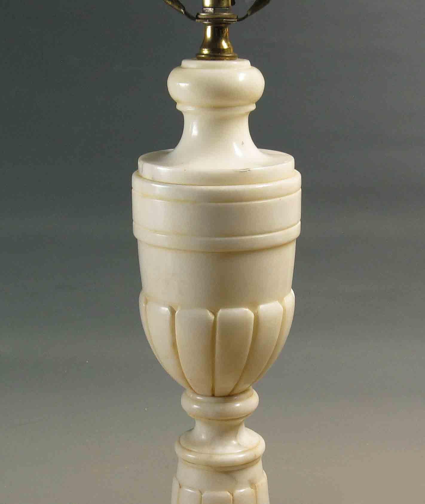 Paar neoklassische geäderte Alabaster Marmor Urne geformt Tischlampe (Geschnitzt)