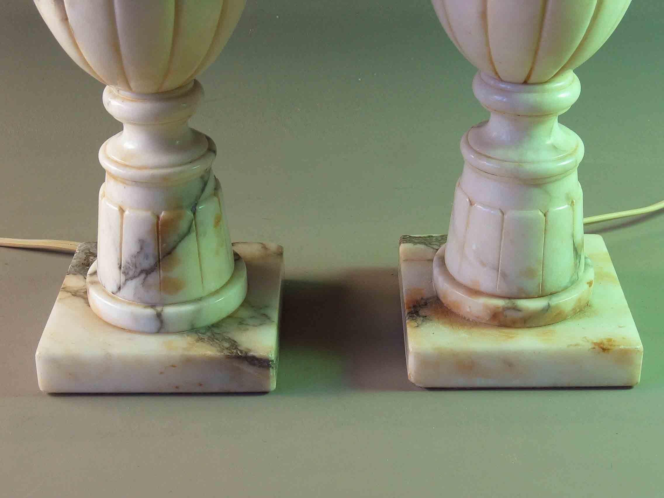 Paar neoklassische geäderte Alabaster Marmor Urne geformt Tischlampe im Zustand „Gut“ in Ottawa, Ontario