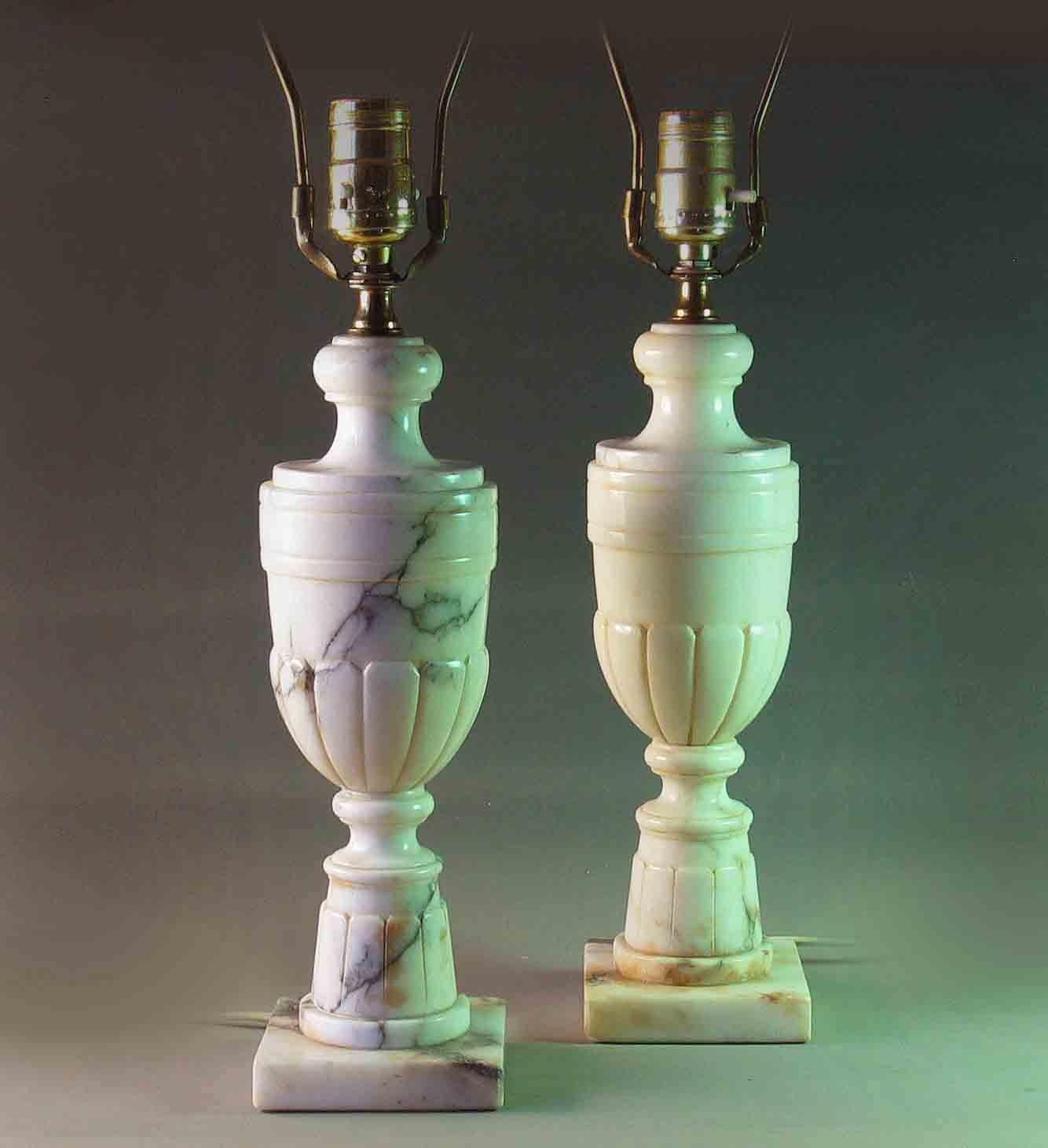 Paar neoklassische geäderte Alabaster Marmor Urne geformt Tischlampe (20. Jahrhundert)