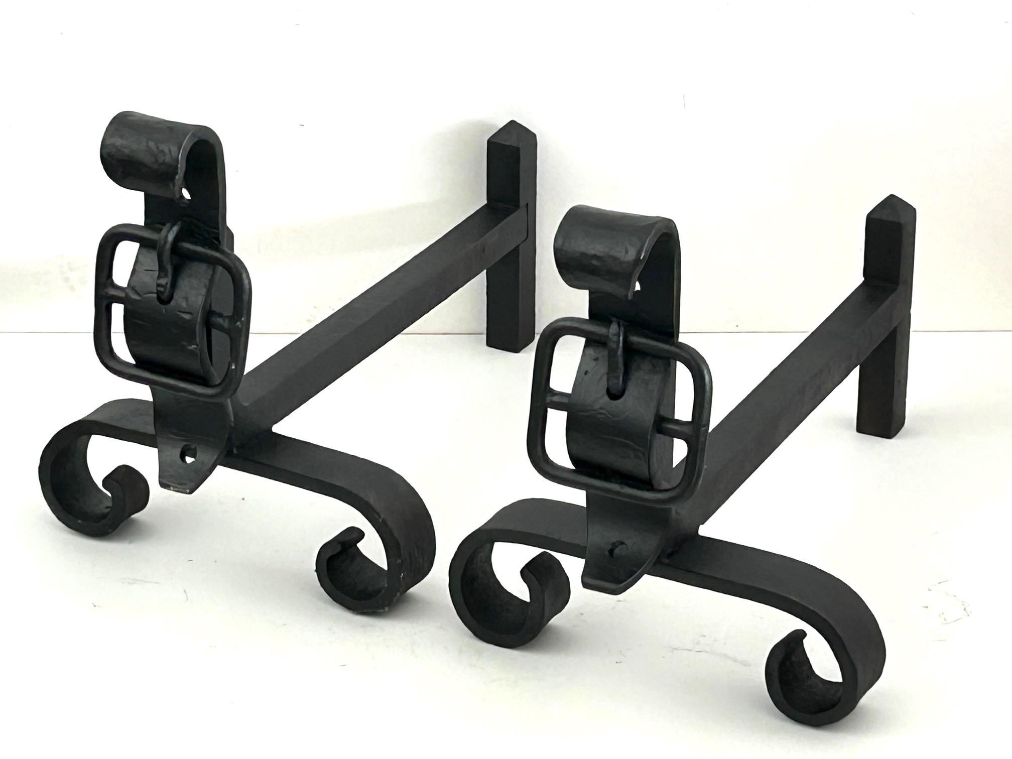 Pair of neo-classical wrought iron andirons dating from the 1950s (Arts and Crafts) im Angebot