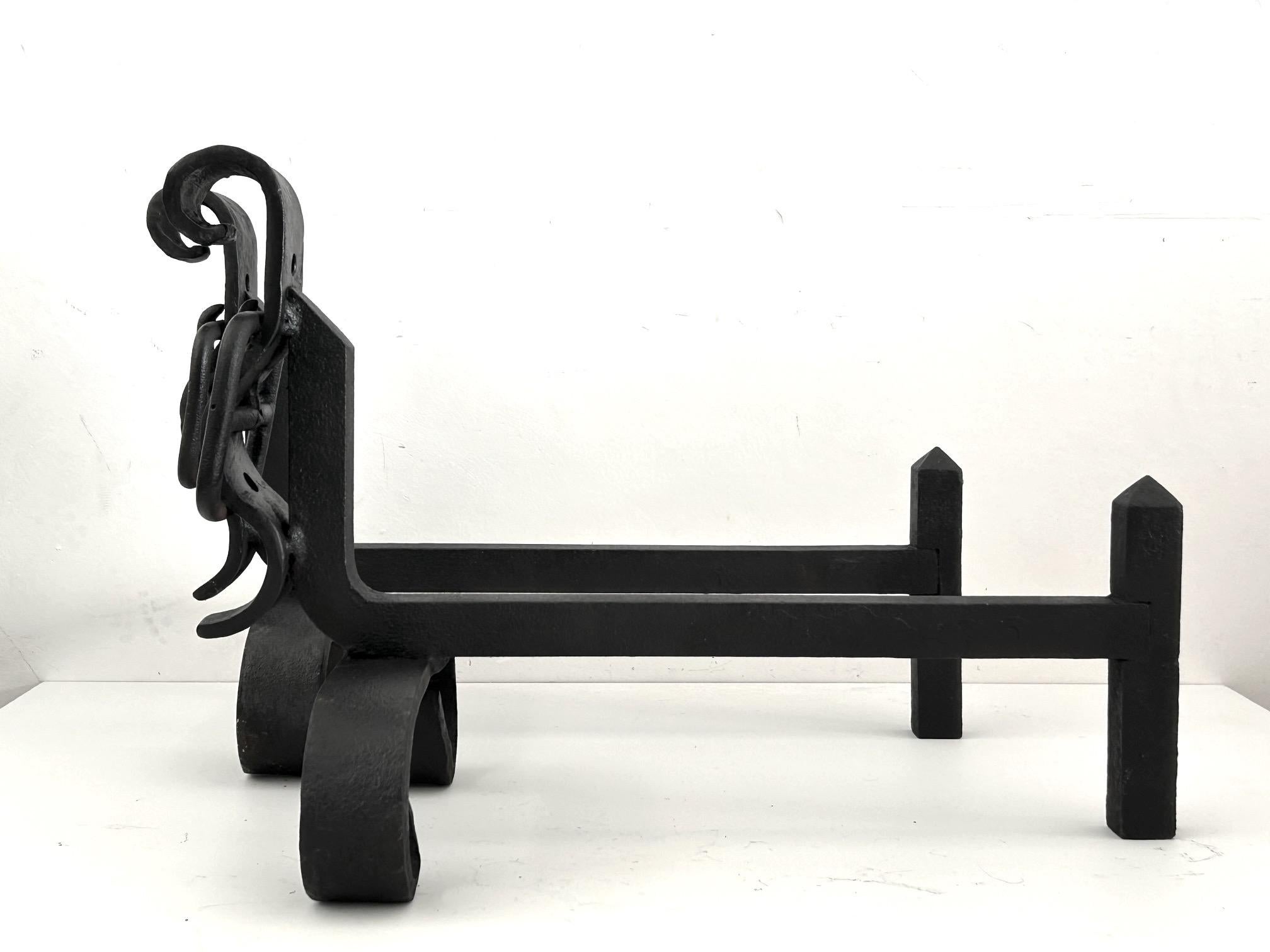 Pair of neo-classical wrought iron andirons dating from the 1950s (Französisch) im Angebot