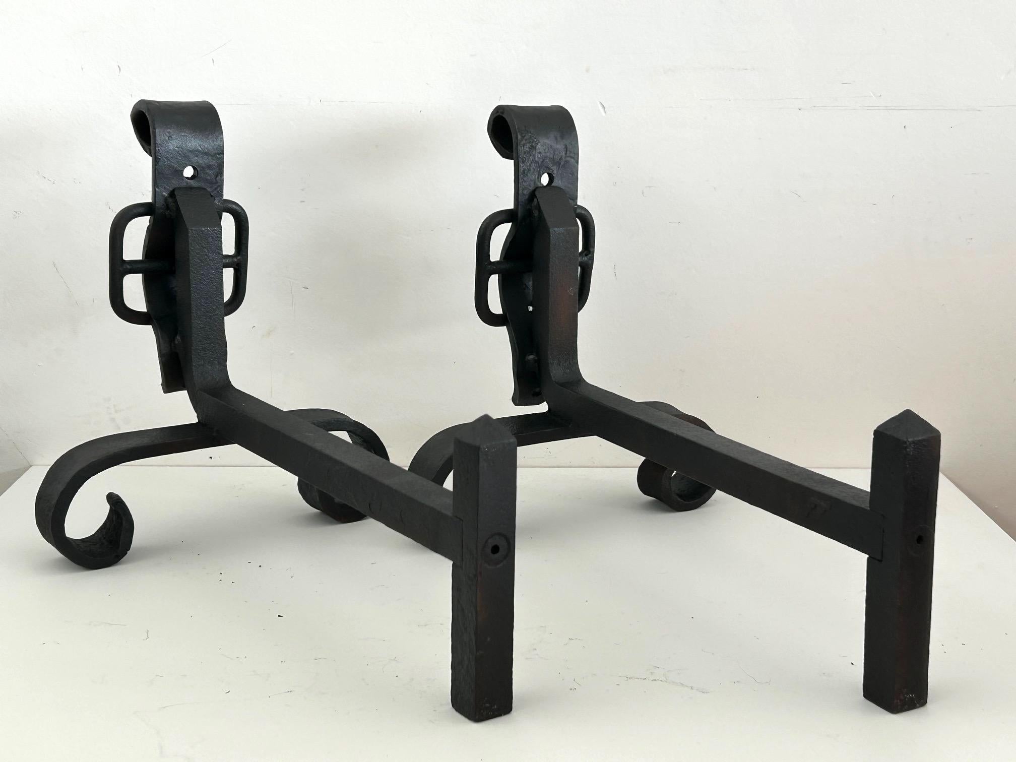 Pair of neo-classical wrought iron andirons dating from the 1950s im Zustand „Gut“ im Angebot in LE CANNET, FR
