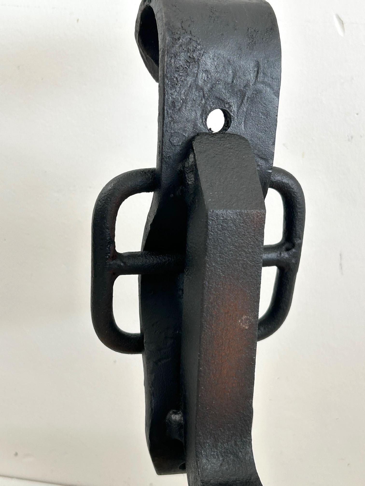 Pair of neo-classical wrought iron andirons dating from the 1950s (20. Jahrhundert) im Angebot