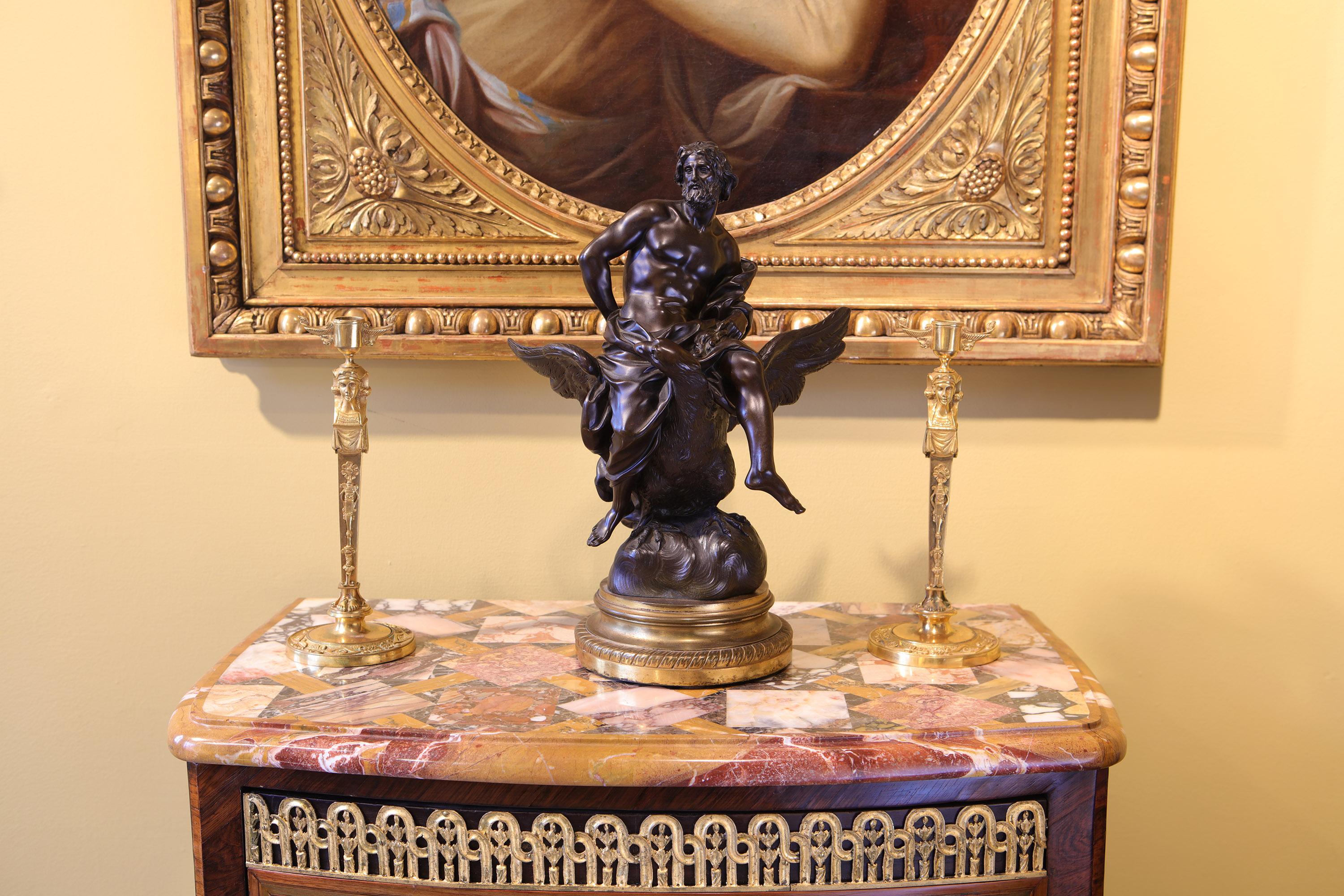 Candelieri impero in bronzo dorato.
Una bella coppia di candelieri in bronzo dorato con figure femminili di cariatidi egiziane in piedi, sormontate da beccucci in bronzo dorato con maschere di leoni, i candelieri di forma affusolata, la parte