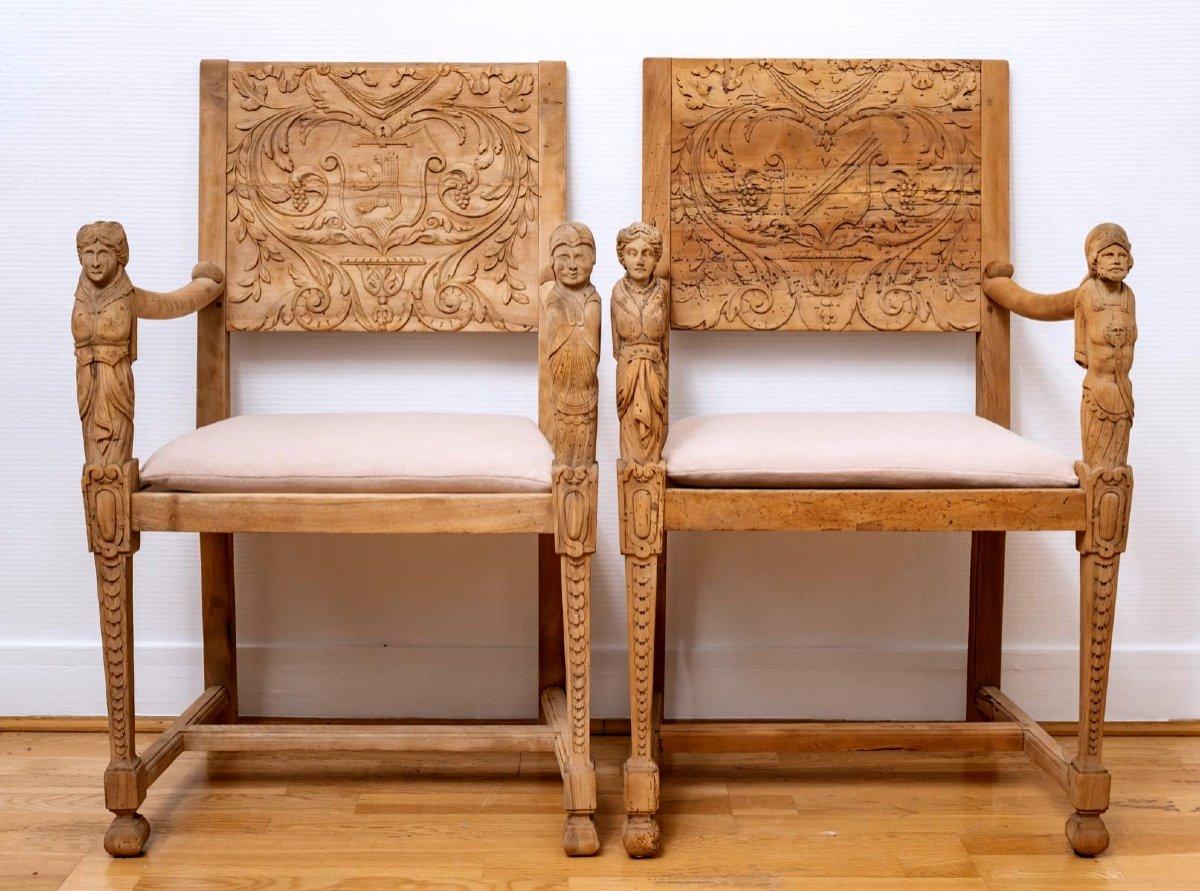 Paire de fauteuils de cérémonie néo-gothiques en noyer massif - Période : XIXe siècle Excellent état - En vente à CRÉTEIL, FR