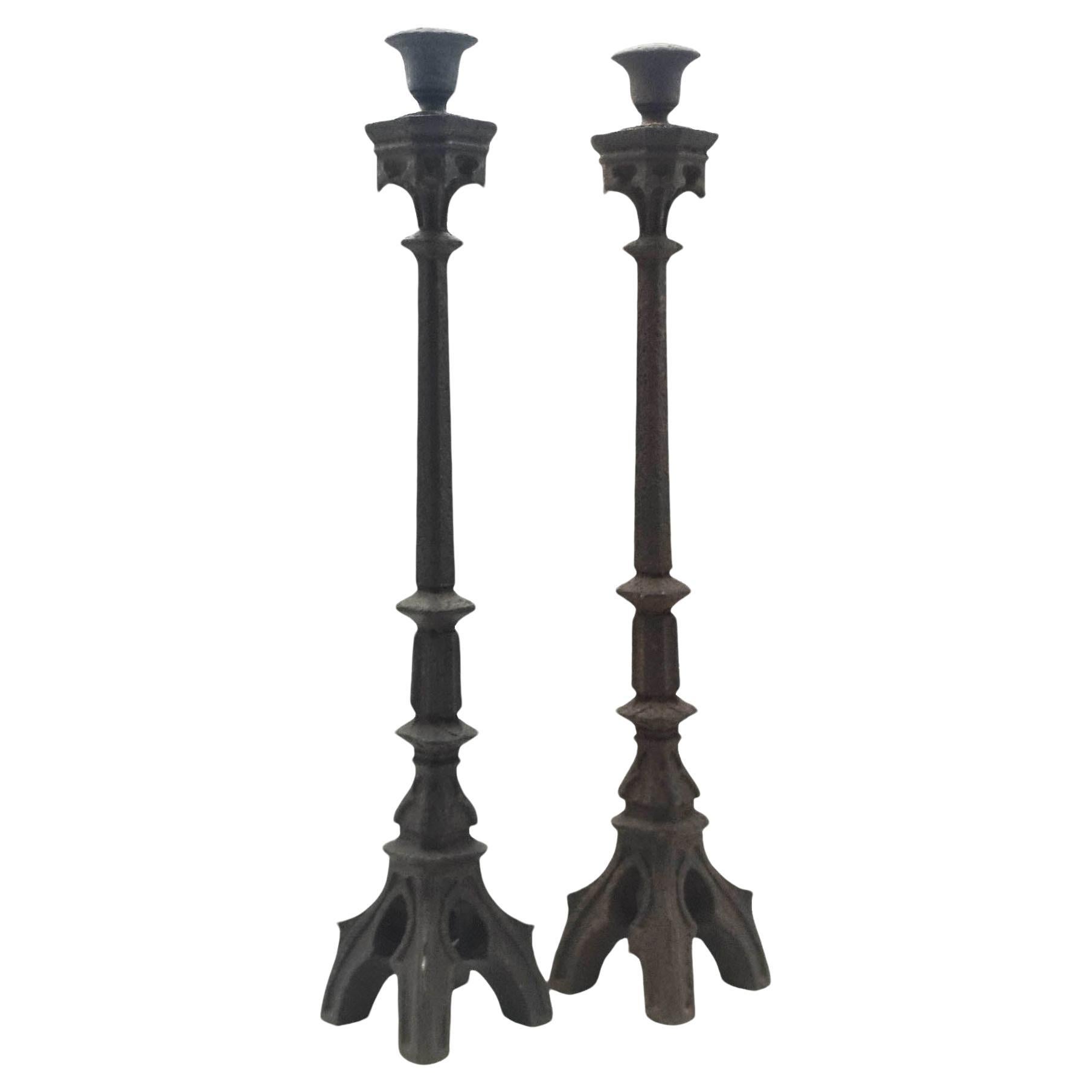 Paar neogotische Eisen-Altar-Kerzenständer aus Eisen, Italien, 19. Jahrhundert
