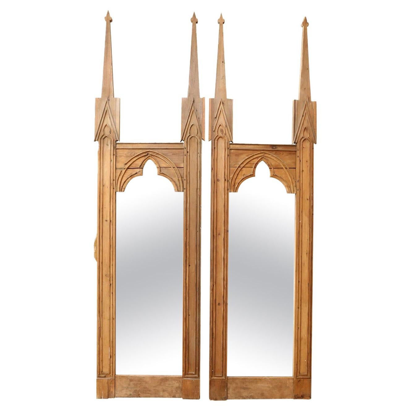 Paire de miroirs en pin rayés de style néo-gothique en vente