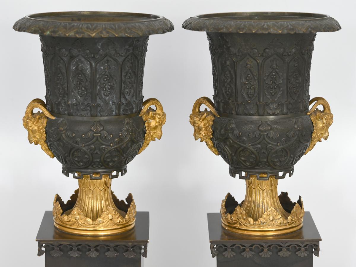 Ein Paar fein gearbeitete neugotische Vasen auf Sockeln
bronze und vergoldete Bronze mit Widderköpfen
England, 1830.