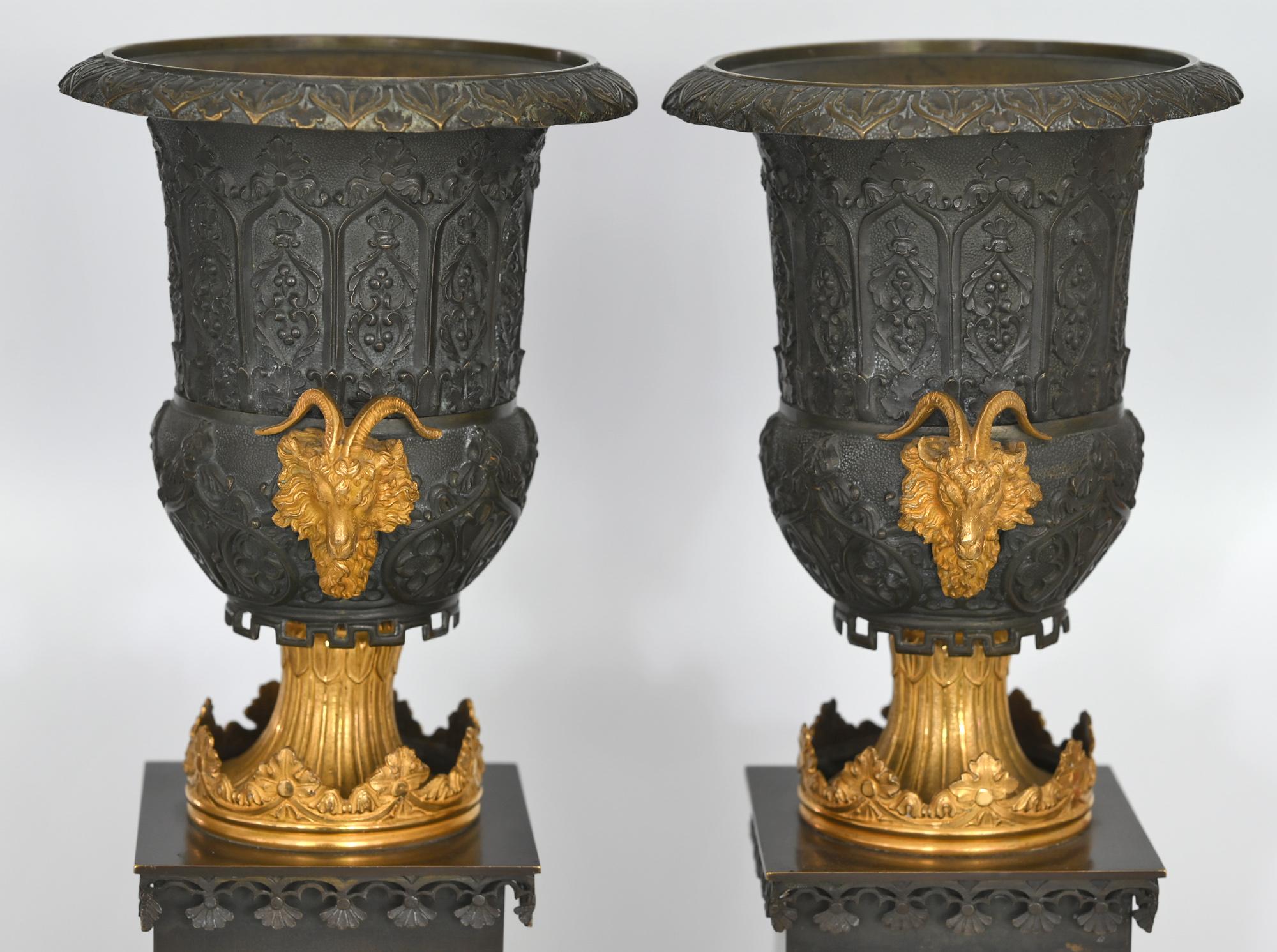 Neogotico Coppia di vasi neogotici del XIX secolo, bronzo e bronzo dorato, Inghilterra 1830 in vendita