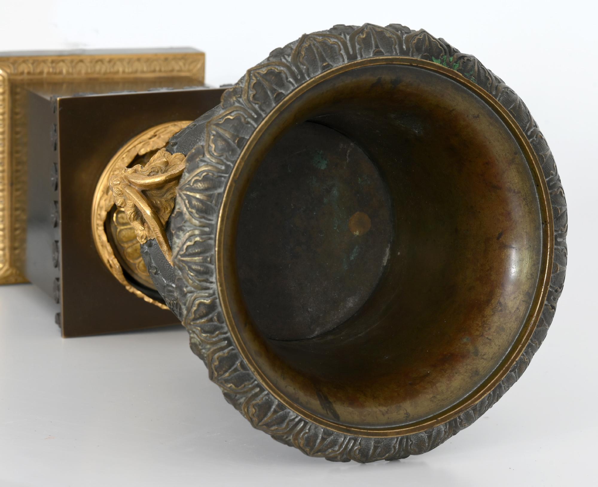 Paar neugotische Vasen Bronze:: vergoldete Bronze England 1830:: Widderköpfe im Angebot 1