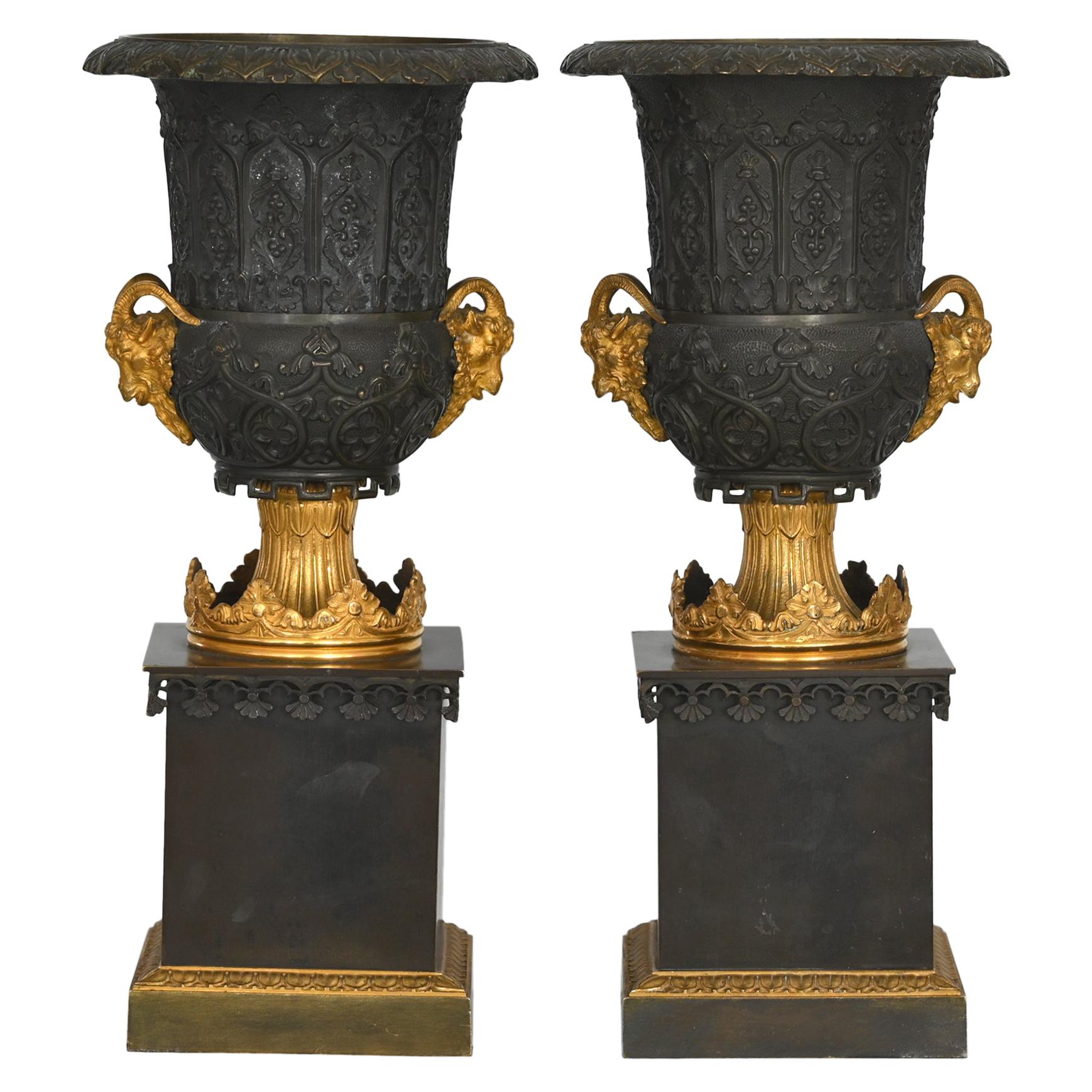 Paire de vases néo-gothiques en bronze:: bronze doré Angleterre 1830:: têtes de bélier