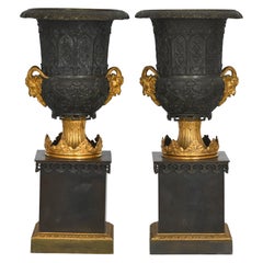 Paire de vases néo-gothiques en bronze:: bronze doré Angleterre 1830:: têtes de bélier