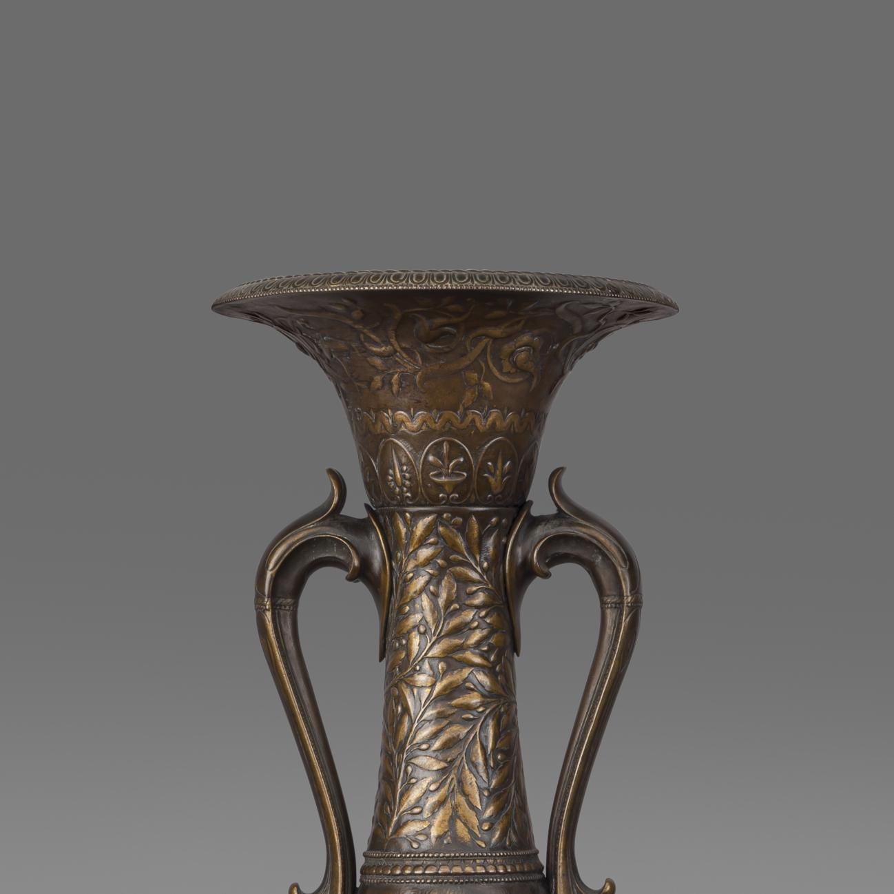 Ein großes und seltenes Paar multipatinierter Bronze-Amphore-Vasen im Neo-Grec-Stil von Ferdinand Levillain und Ferdinand Barbedienne. 

Signiert auf der Besetzung 'F. Levillain Fecit 1880