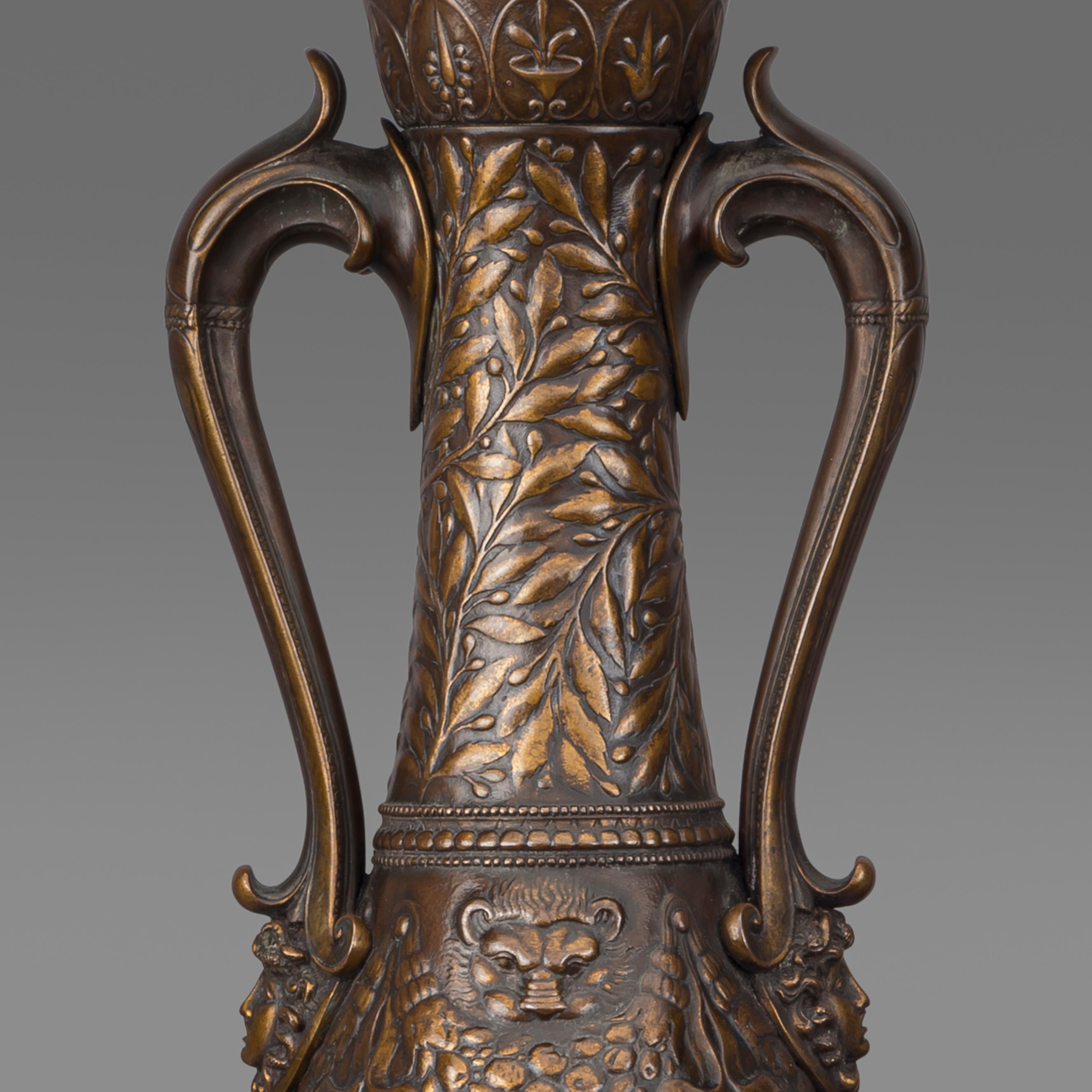 XIXe siècle Paire de vases Amphora en bronze multipatiné de style néo-grec  en vente