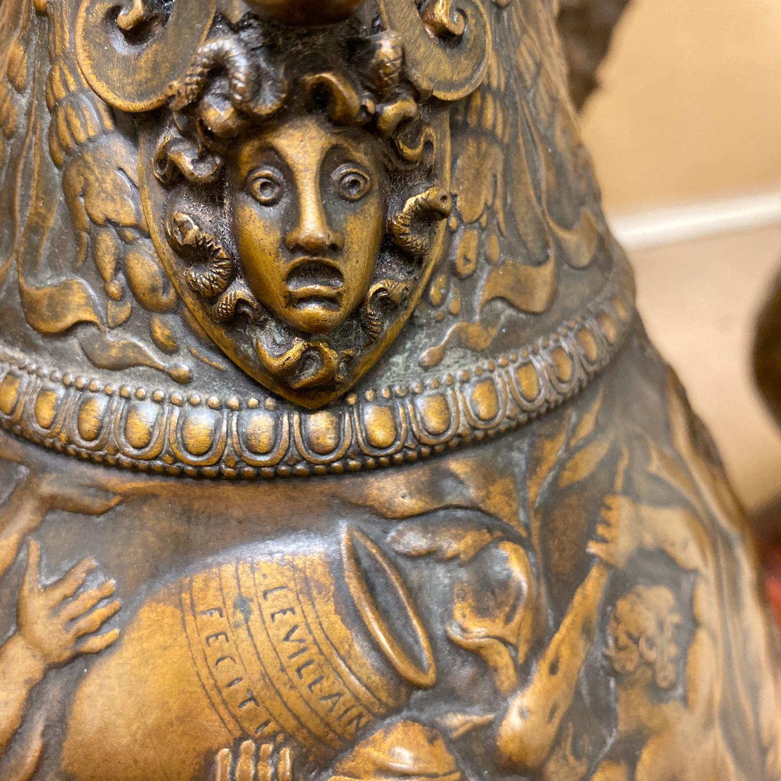 Paire de vases Amphora en bronze multipatiné de style néo-grec  en vente 1