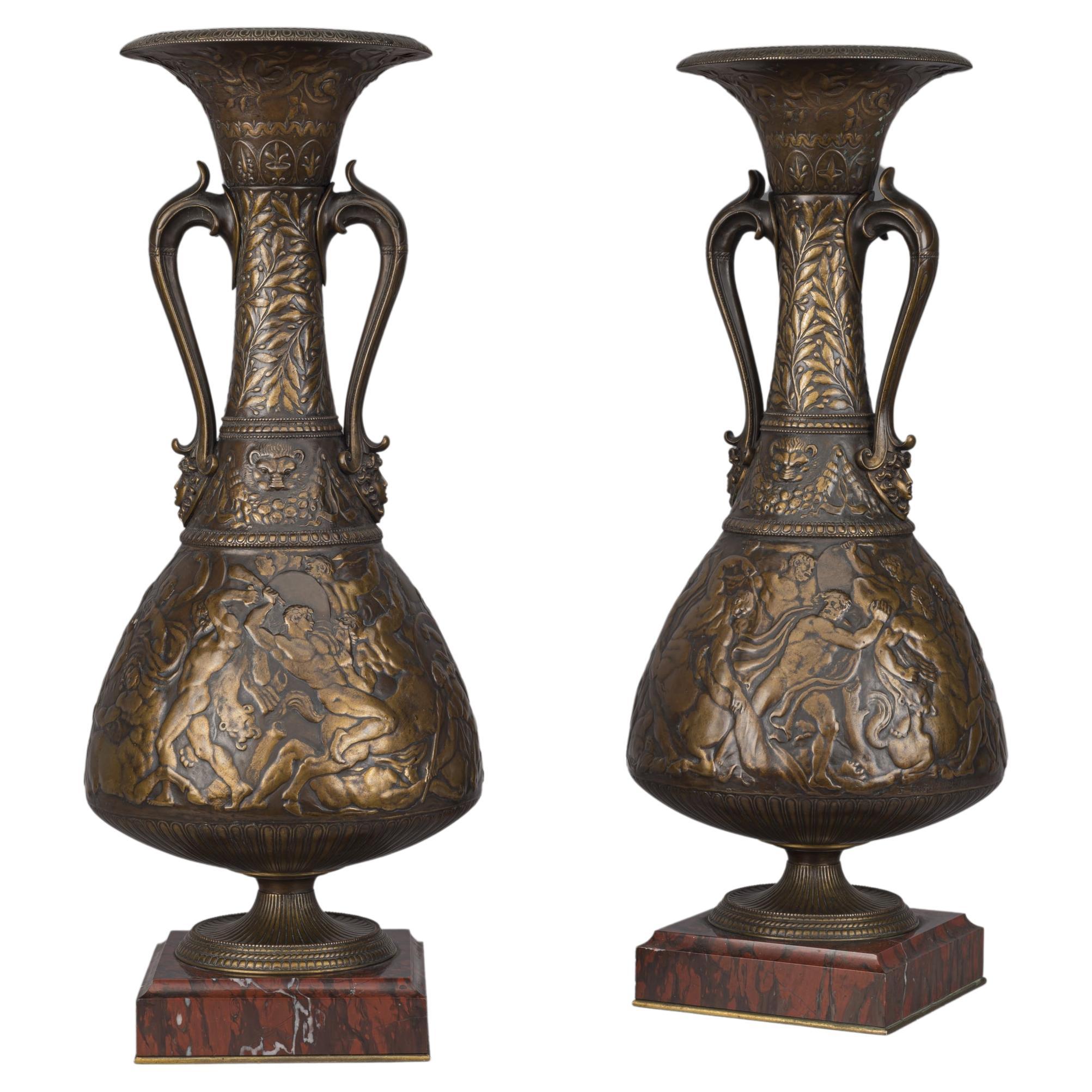 Paire de vases Amphora en bronze multipatiné de style néo-grec 