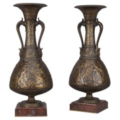 Paire de vases Amphora en bronze multipatiné de style néo-grec 