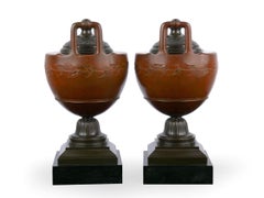 Paire d'urnes à garniture en bronze antique néo-grec de style français, vers les années 1880