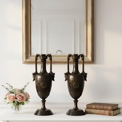 Paire d'Urnes Vases en bronze et marbre néo-grec avec chandelier circa 1880