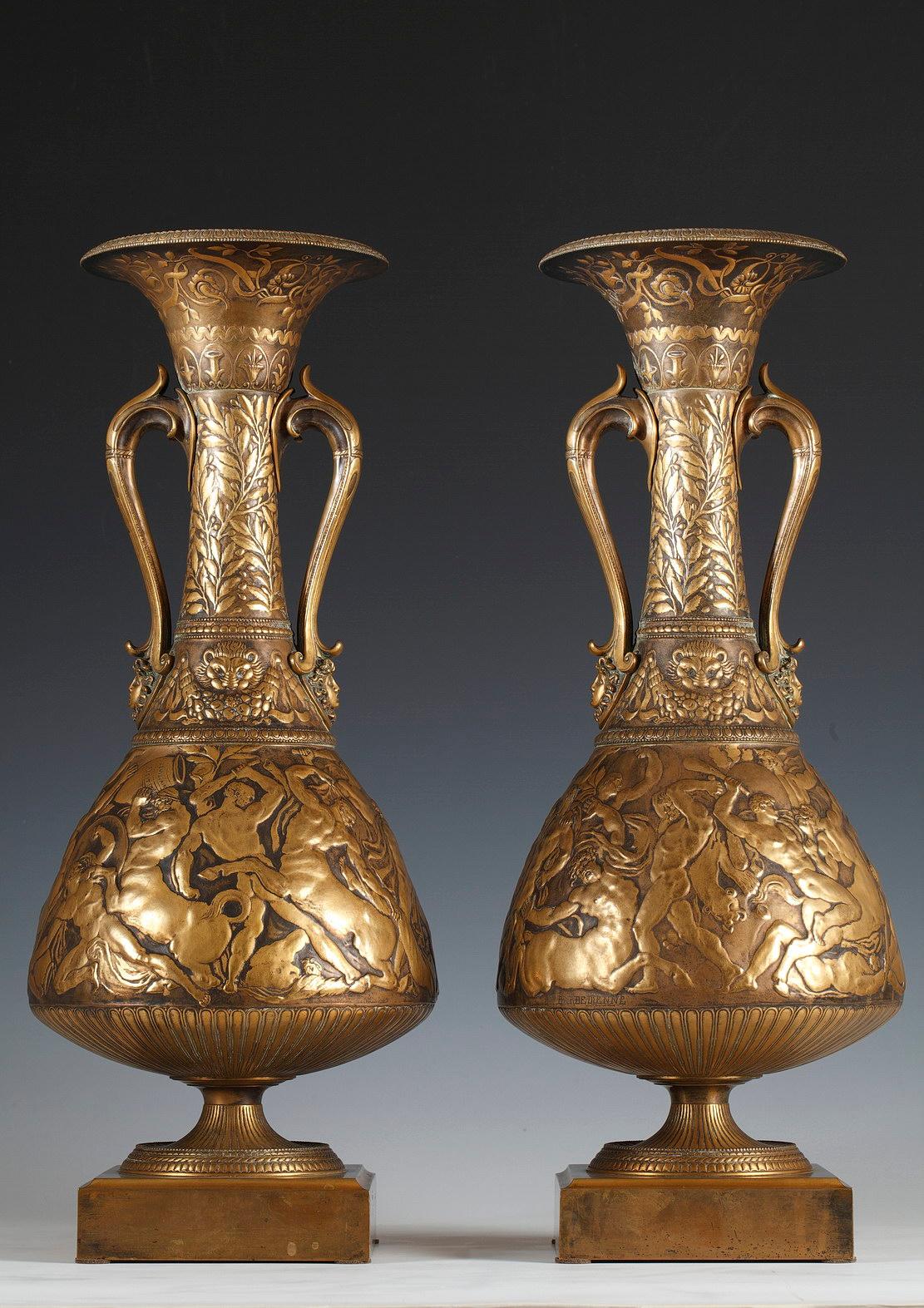 Firmato F. Levillain Fecit e F. Barbedienne

Coppia di vasi in stile greco realizzati con due patine di bronzo. Ciascuna, disegnata a forma di anfora con un collo svasato e un corpo paffuto, poggia su una piedouche e una base quadrata. Bellissimo