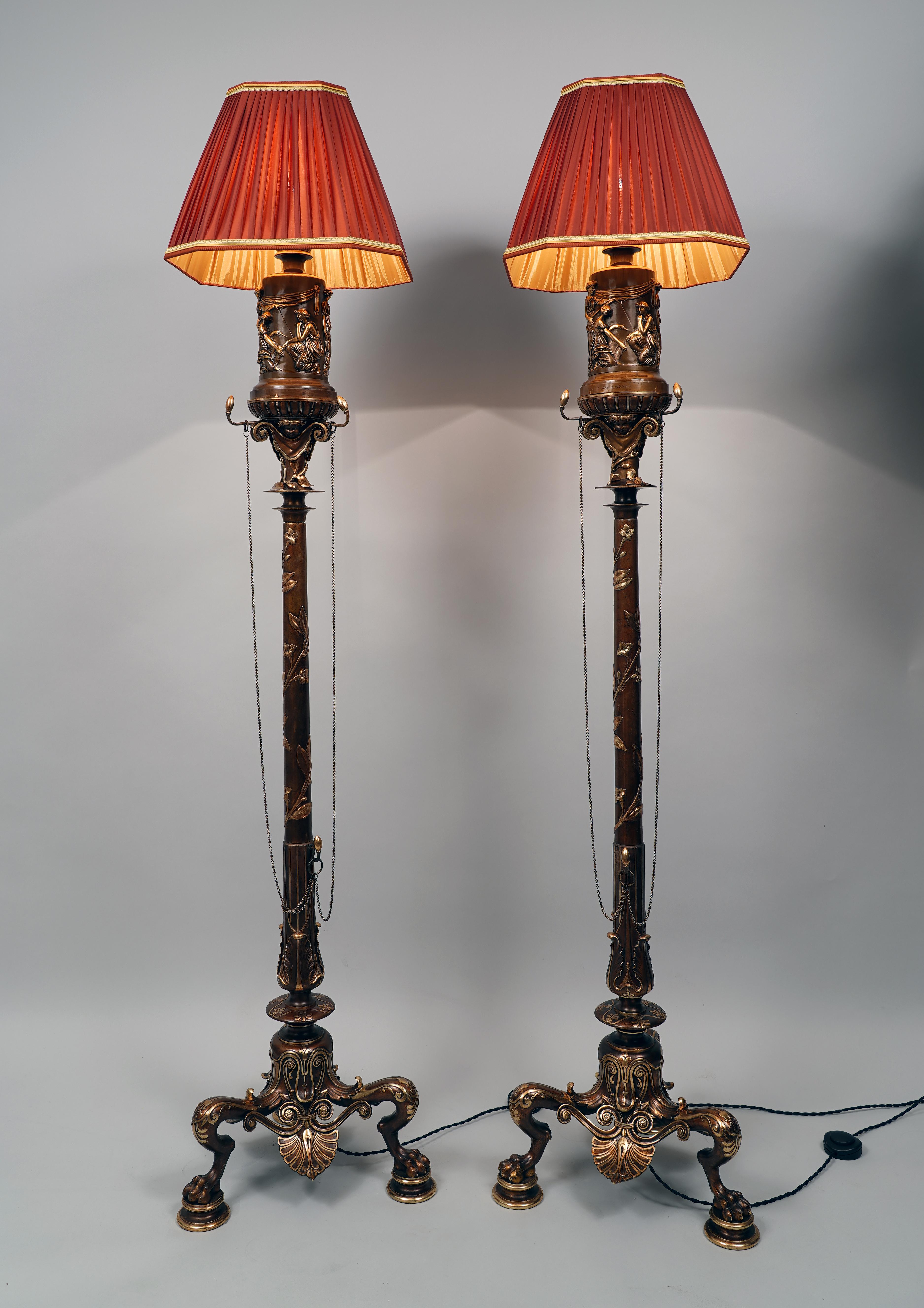 Height without/with lampshade : 168/185 cm (66,1 / 72,8 in.) ; Base : 43 x 43 cm (16,9 x 16,9 in.)

Beautiful pair of neo-Greek floor lamps in bronze with double patina, composed of cylindrical lamps, decorated on the body with a rotating frieze