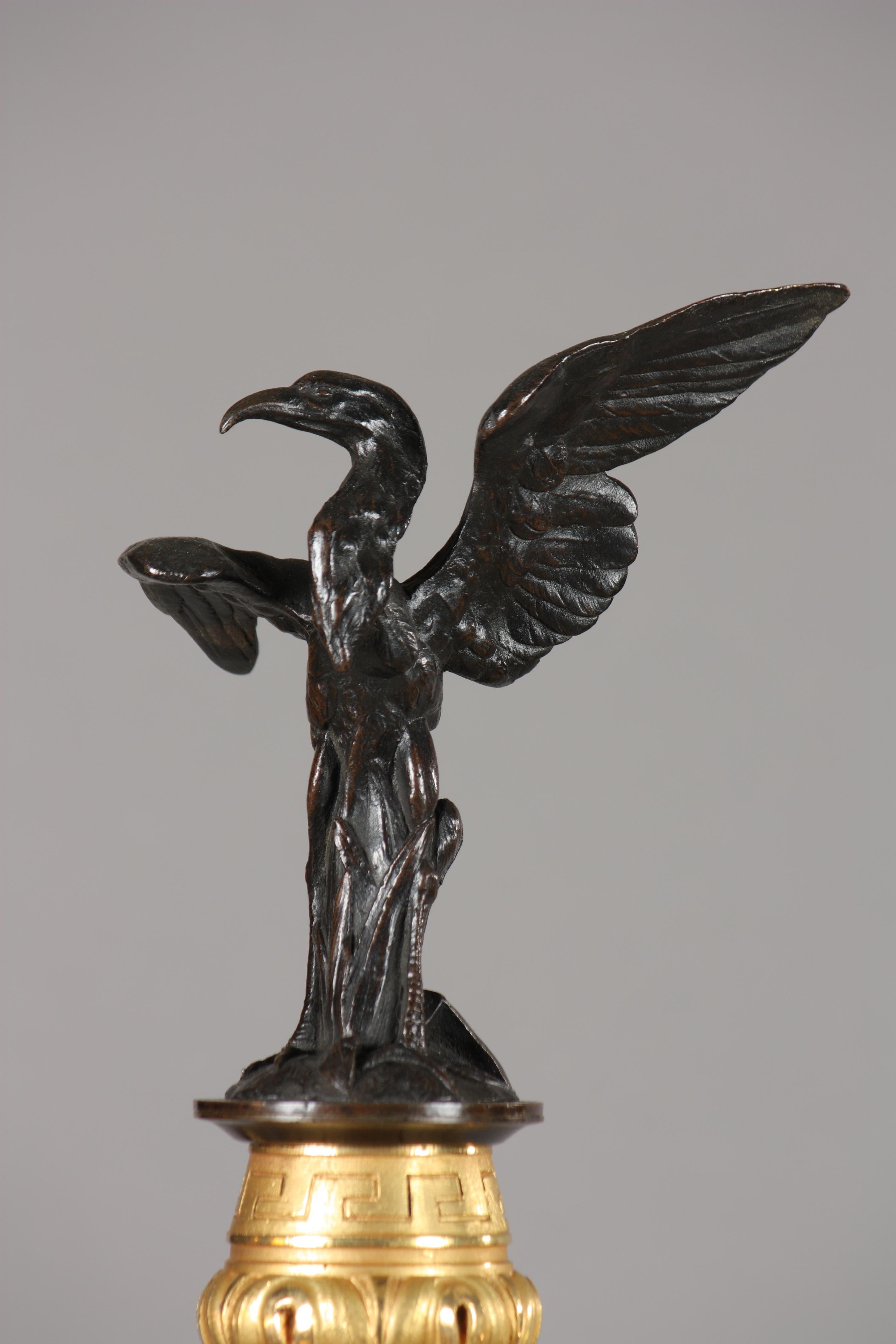 Pareja de candelabros neogriegos de bronce atribuidos a G.Servant, Francia, circa 1870 Dorado en venta