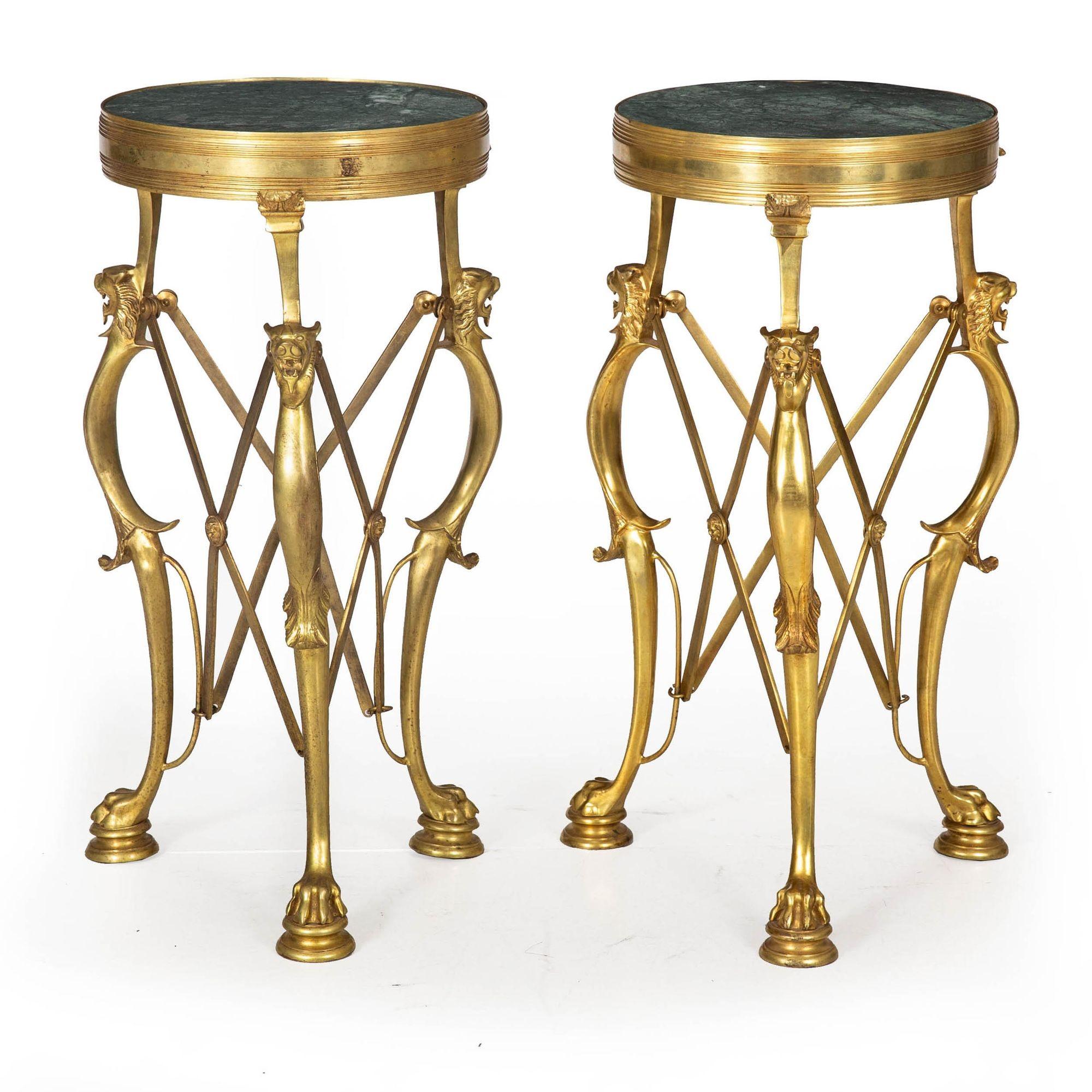 Européen Paire de tables d'appoint néo-pompéiennes en laiton et marbre Greene & Greene Gueridon en vente
