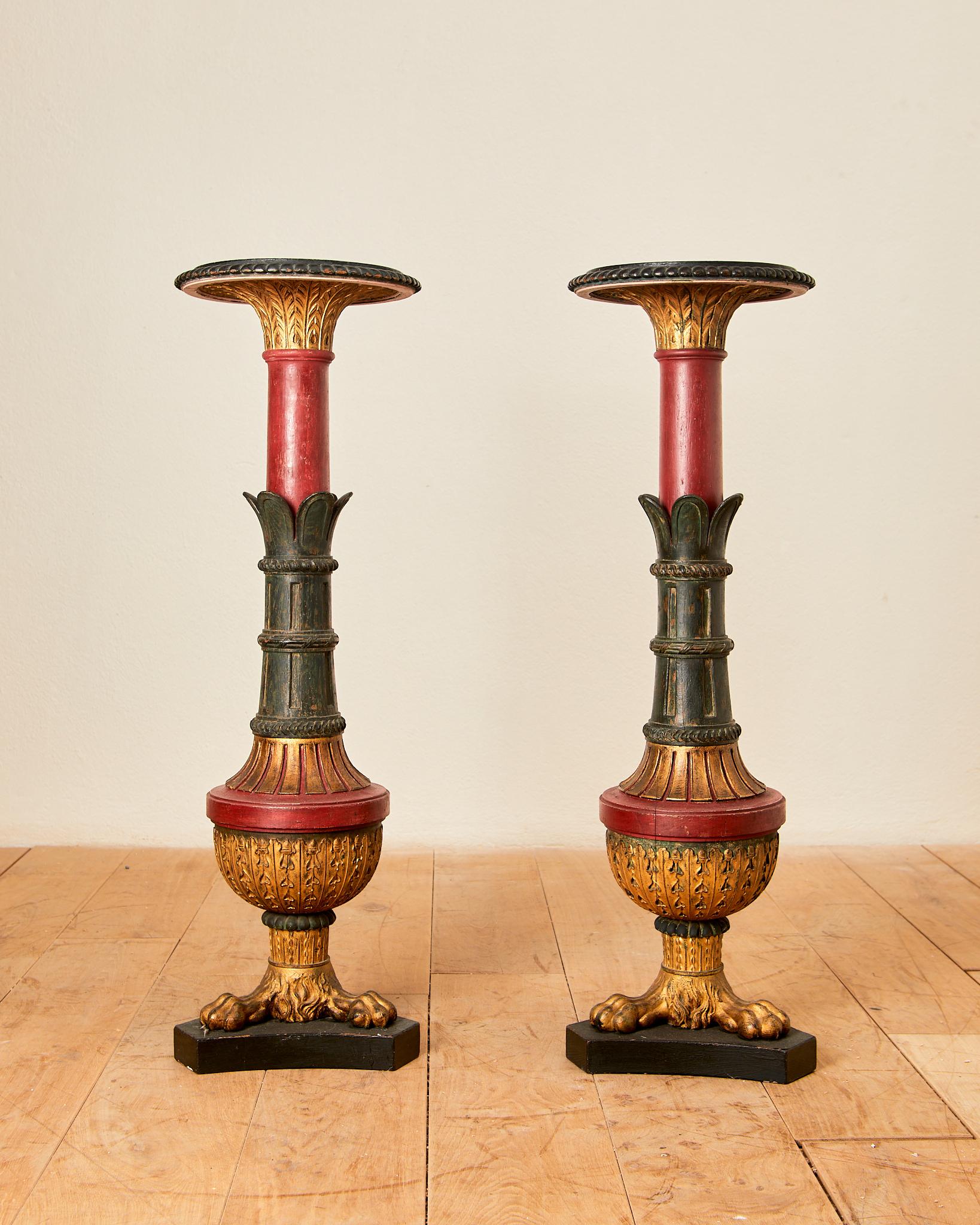 Pareja de peanas esculpidas neopompeyanas, 
madera pintada y dorada, 
hacia 1880, Francia.
Altura 90 cm, diámetro 26 cm.