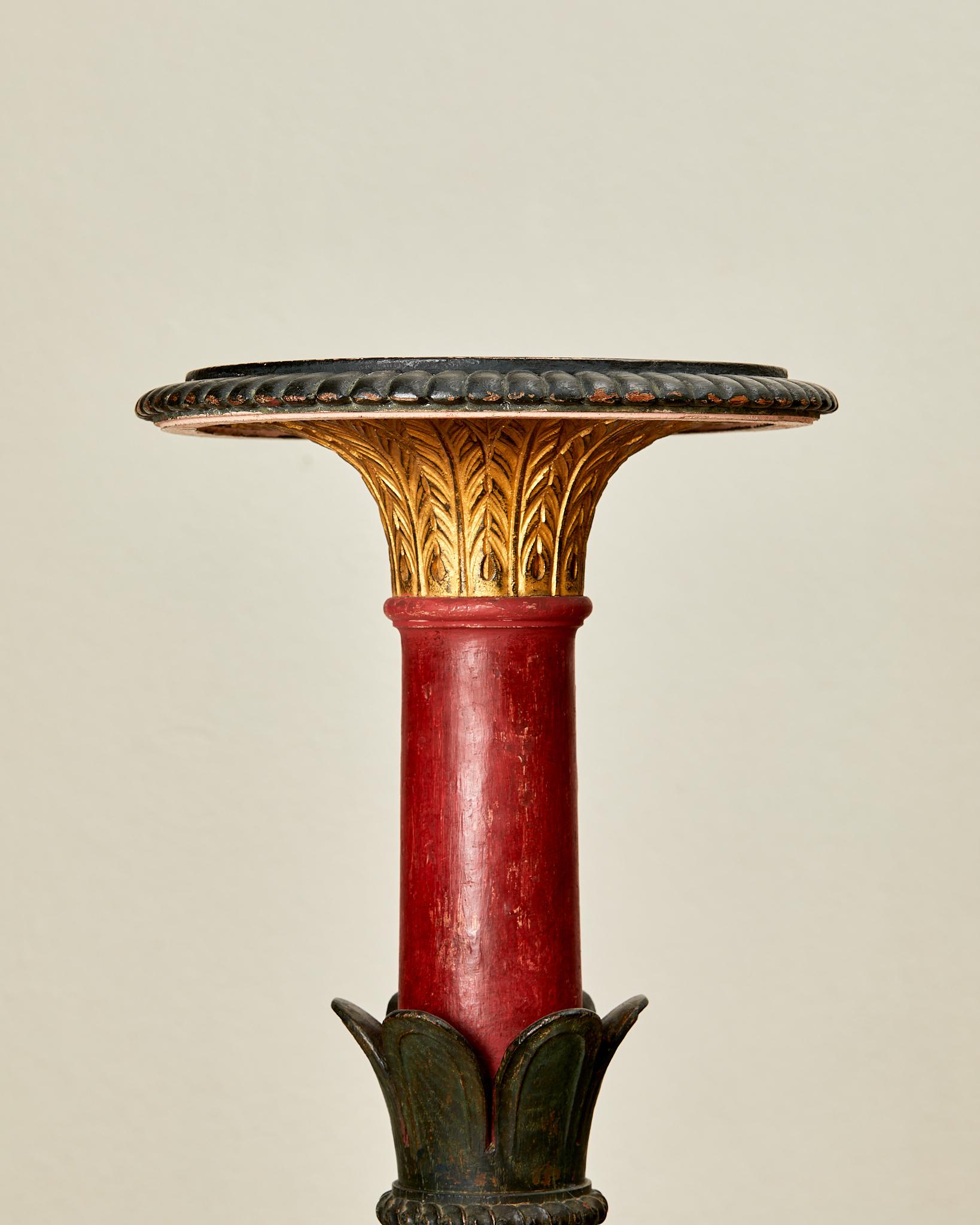 Pareja de peanas esculpidas neopompeyanas,  madera pintada y dorada,  hacia 1880. Francés en venta