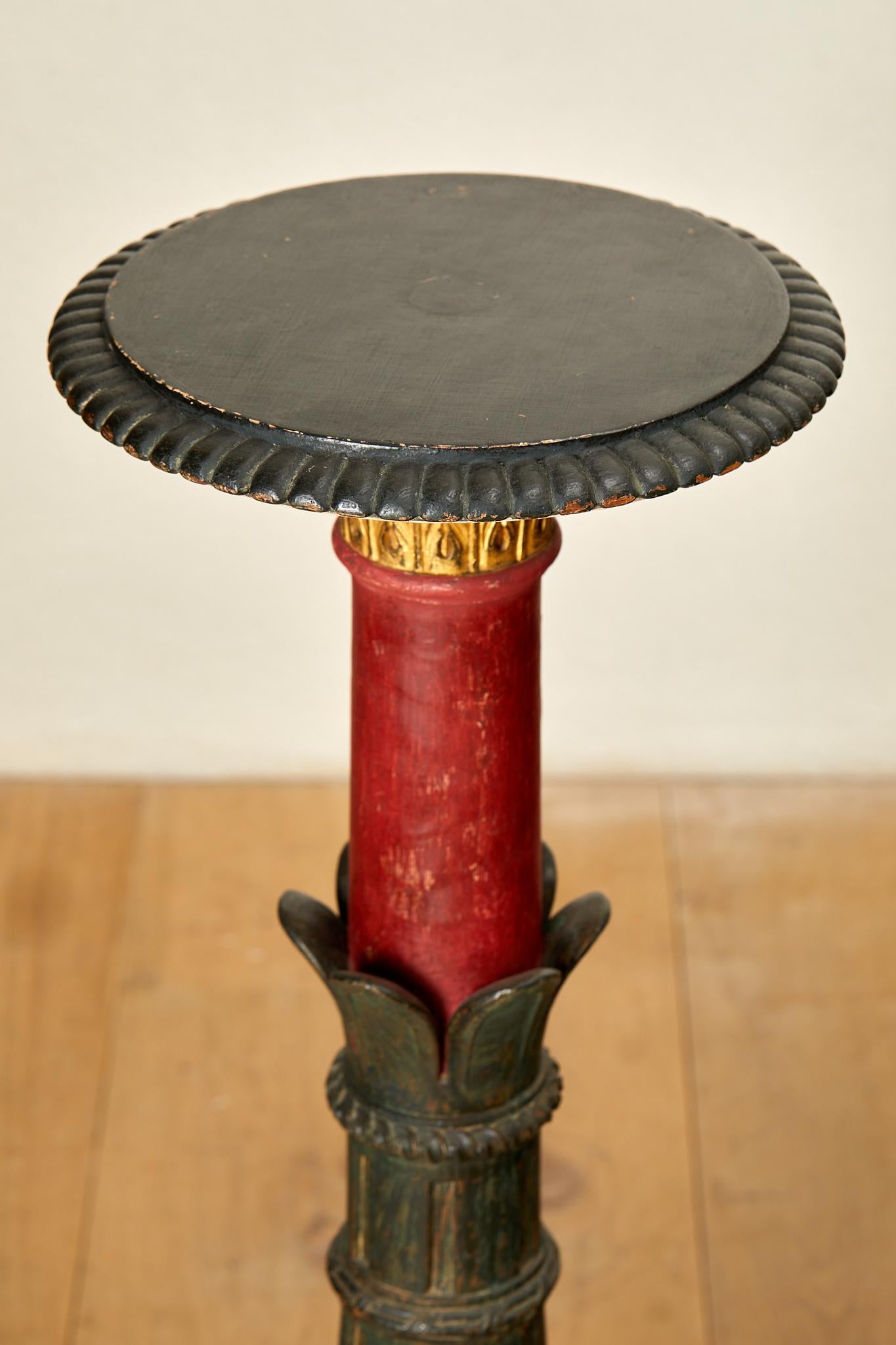 Pareja de peanas esculpidas neopompeyanas,  madera pintada y dorada,  hacia 1880. Pintado en venta